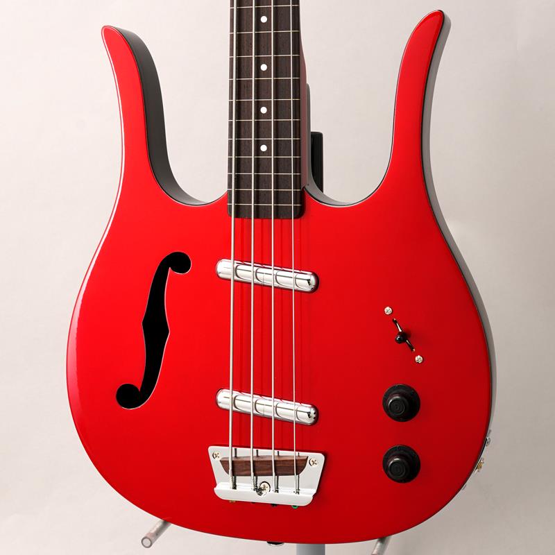 ■商品紹介【イケベオリジナルモディファイ】ありそうでなかった! Danelectroの代名詞の1つであるLONGHORN BASSをフレットレスにした当店モディファイモデル！他では類を見ない独特なフォルムで人気を博してあるLONGHORN BASSを当店にてフレットレス仕様へモディファイ致しました。技術に定評のあるイケベ社内工房｢WSR｣での加工なので、軽く価格を超えたクオリティをご提供致します。当店モディファイだからこそ実現した、ありそうでなかったフレットレスベースを是非ご堪能下さい!------------------------------------イケベ50周年をきっかけに実現、通常のRED HOT LONGHORN BASSと細やかなカラーリングが異なるイケベオリジナルモデル！ダンエレクトロの特徴であるクラシックなデザインを元に、セミホロウのロングホーンベースが誕生しました。スプルースとメゾナイトを組み合わせたセミホロウボディとパーフェローサドルによる深く豊かな低音が特徴的で、メロウでクラシックなトーンを大元に持ちながらも、ハイパワーリップスティックを搭載しているため、ピック弾きやスラップでのガリっとした荒々しいサウンドも表現可能。ショートスケールによる軽量さと高い携帯性に加え、フレット間隔が短く、独特のシェイプによってハイフレットでの演奏性が非常に高く、テクニカルな演奏にも最適です。開放時と押弦時のサウンドの均一性を実現させるメタルナットも搭載しており、そのルックスによらず実用性の高い一本です。こちらのモデルは通常とは異なり、ボディのバインディングをブラックに変更することにより引き締まったクールなルックスになっており、ヘッドはボディと同じメタリックレッドのマッチングヘッド、ネック裏も同じくメタリックレッドに塗装され、色味のバランスがさらに赤に寄ったまさにイケベレッド仕様な1本です。特別仕様のロングホーンベース、この機会をぜひお見逃しなく！【※ご注意】コチラの商品はモディファイモデルとなります為、商品のご用意までに約1〜2週間ほどのお時間を要する場合がございます。ご注文確認後、メールにて納期をご連絡差し上げますので、予めご了承下さい。■仕様詳細【Specifications】■Number of Strings: 4■Body Shape: Red Hot Longhorn■Body Material: Spruce (body)， Hardboard (top)■Body Finish: Polyester■Color: Dark Red Metallic■Neck Material: Maple■Neck Shape: C■Neck Joint: Bolt-on■Radius: 14inch■Fingerboard Material: Rosewood■Fingerboard Inlay: Dots■Number of Frets: 24■Scale Length: 29.75inch(≒756mm)■Nut Width: 1.65inch(≒42mm)■Nut Material: Aluminum■Bridge/Tailpiece: Traditional bridge with single Pau Ferro saddle■Neck Pickup: Danelectro High output， High Impedance Single-coil■Bridge Pickup: Danelectro High output， High Impedance Single-coil■Controls: 1 x volume， 1 x tone， 3way-pickup selector switchソフトケース付属検索キーワード：イケベカテゴリ_ベース_エレキベース_その他ベース一般_Danelectro_新品 SW_Danelectro_新品 JAN:2500030867713 登録日:2026/03/25 エレキベース ダンエレクトロ