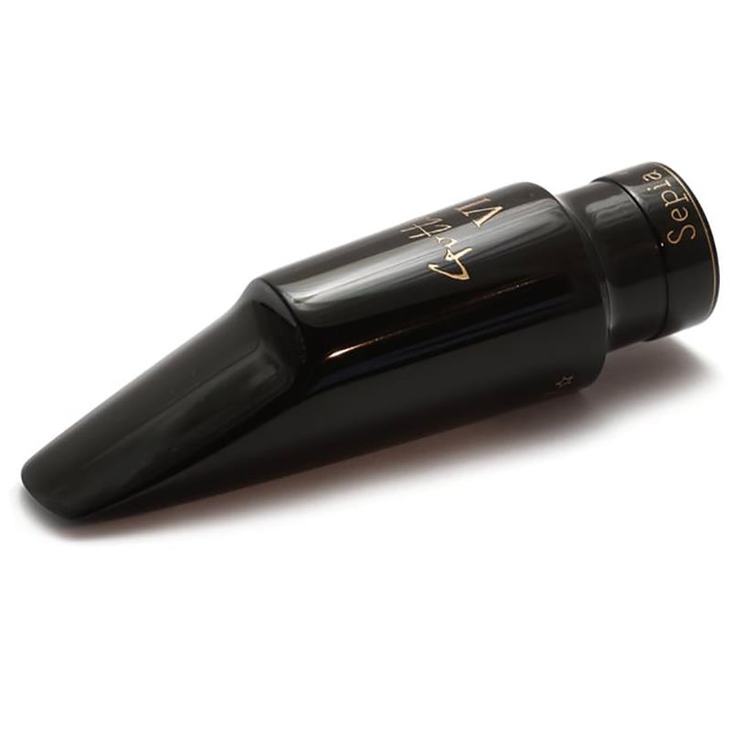 ■商品紹介【2026年リニューアル！】2026年より、Solistモデル以外のオープニング表記がインチ単位に変更し、テーブルへの刻印になりました！// Gottsu Saxophone Mouthpiece Sepia Tone VI Hard Rubber //Sepia Tone VI の VI（ブイアイ） は Vintage の VI です。 このモデルは Gottsu のスタンダードなモデルで一番人気のあるモデルです。音色の特徴として渋く響きがあり、吹きやすいため演奏者の好みの音色が出るマウスピースです。※ハンドメイドのため細かな擦り傷等が見られる場合がございます。予めご了承の程、お願い致します。■仕様詳細■テナー用オープニングラインナップ「#79」(2.0mm)…オットーリンク5弱、セルマーC**相当「#83」(2.1mm)…オットーリンク5*弱、セルマーD相当「#87」(2.2mm)…オットーリンク6弱、セルマーE相当「#90」(2.3mm)…オットーリンク6強、セルマーF相当「#95」(2.41mm)…オットーリンク6*、ベルグラーセン95、デュコフD6相当「#100」(2.54mm)…オットーリンク7、ベルグラーセン100、デュコフD6〜D7中間相当「#105」(2.67mm)…オットーリンク7*、ベルグラーセン105、デュコフD7相当「#110」(2.8mm)…オットーリンク8、ベルグラーセン110、デュコフD7〜D8中間相当「#115」(2.92mm)…オットーリンク8*、ベルグラーセン115、デュコフD8相当（あくまで目安とお考え下さい）■商品仕様・素材：エボナイト・付属品：ケース・巾着※リガチャー・キャップ別売検索キーワード：イケベカテゴリ_管楽器・吹奏楽器_サックス用アクセサリ_マウスピース_Gottsu_新品 SW_Gottsu_新品 JAN:2500260842481 登録日:2026/02/17 マウスピース ゴッツ