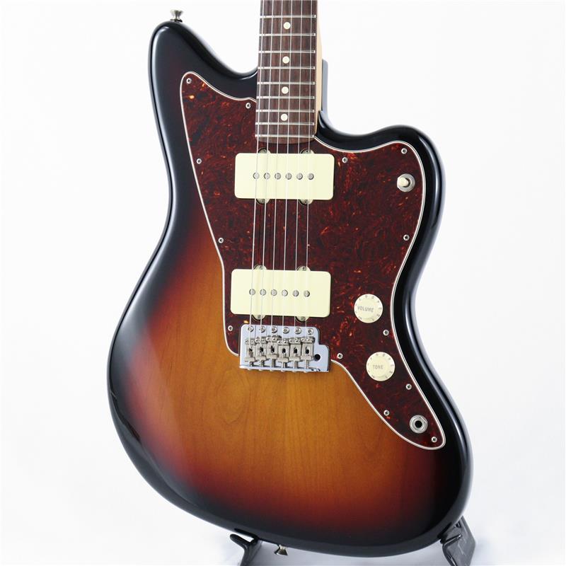 ■商品紹介American Performer Seriesの中古品が入荷！カリフォルニア州のコロナ工場で製造されるAmerican Performer Jazzmasterは、USA製フェンダーならではのオーセンティックなトーンとフィーリングを提供し、パフォーマンスにインスピレーションを与えるモダンスペックを随所にフィーチャーしています。本モデルは、American Performerシリーズのために特別に開発された、リッチで表情豊かなトーンを奏でるYosemite Jazzmasterシングルコイルピックアップを2基搭載しています。Yosemiteピックアップは高出力を実現する面取りのないポールピースのスタッガード仕様となっており、ピックアップをシェラック溶液でポッティングすることでフィードバックを抑制しながらダイナミックなサウンドを奏でます。またAmerican Performer Jazzmasterはあらゆるボリュームレベルで均一なトーンバランスを維持するGreasebucketトーンサーキットを搭載します。さらにブリッジにはヴィンテージスタイルのStratocasterスタイル6点支持シンクロナイズドトレモロを採用。9.5インチラジアス指板のModern Cシェイプネックにはジャンボフレット(22F)を採用し、スムーズかつ正確なベンディングが行えます。＊状態といたしましてフレットも部分的なへこみ等は見られず約8割以上残、トラスロッドの余裕も十分に確認しております。電気系統も良好となっており、ピックガードの広範囲に浅い擦り傷、ボディエンド付近に浅い打痕が見られます。＊特に目立つ大きな傷等に関しましては写真をご参考ください。付属品社外ソフトケース（エピフォンロゴ）、アームバー※リユース店舗の取り扱い商品は中古の1点限りのご用意となります為、誠に勝手ながらご注文のお客様優先でのご案内とさせて頂きます。お問い合わせやお取置きのご依頼の際は予めその旨ご了承下さいますようお願い致します。イケベ楽器店Website以外の商品ページをご覧のお客様は、「取扱店舗の商品ページを見る」または「楽器店の購入ページへ」よりご注文下さい。■仕様詳細商品スペックBody:AlderBody Finish:Gloss PolyurethaneBody Shape:JazzmasterNeck Material:MapleNeck Finish:Satin UrethaneNeck Shape:Modern CScale Length:25.5 (648 mm)Fingerboard:RosewoodFingerboard Radius:9.5 (241 mm)Number of Frets:22Frets Size:JumboString Nut:Synthetic BoneNut Width:1.685 (42.8 mm)Position Inlays:White DotsTruss Rods:StandardTruss Rod Wrench:1/8 Hex (Allen)Bridge Pickup:Yosemite Jazzmaster Single-CoilNeck Pickup:Yosemite Jazzmaster Single-CoilControls:Master Volume， Master TonePickup Switching:3-Position Toggle: Position 1. Bridge Pickup， Position 2. Bridge and Neck Pickups， Position 3. Neck PickupPickup Configuration:SSBridge:6-Saddle Vintage-Style Synchronized TremoloHardware Finish:Nickel/ChromeTuning Machines:Fender ClassicGearPickguard:4-Ply Brown ShellControl Knobs:Aged WhiteWeight≒3.76kg検索キーワード：イケベカテゴリ_エレキギター_JMタイプ_Fender USA_American Performer_ユーズド SW_Fender USA_ユーズド JAN:2500010860819 登録日:2026/03/25 エレキギター フェンダー ふぇんだー フェンダーUSA アメリカンパフォーマー アメパフォ