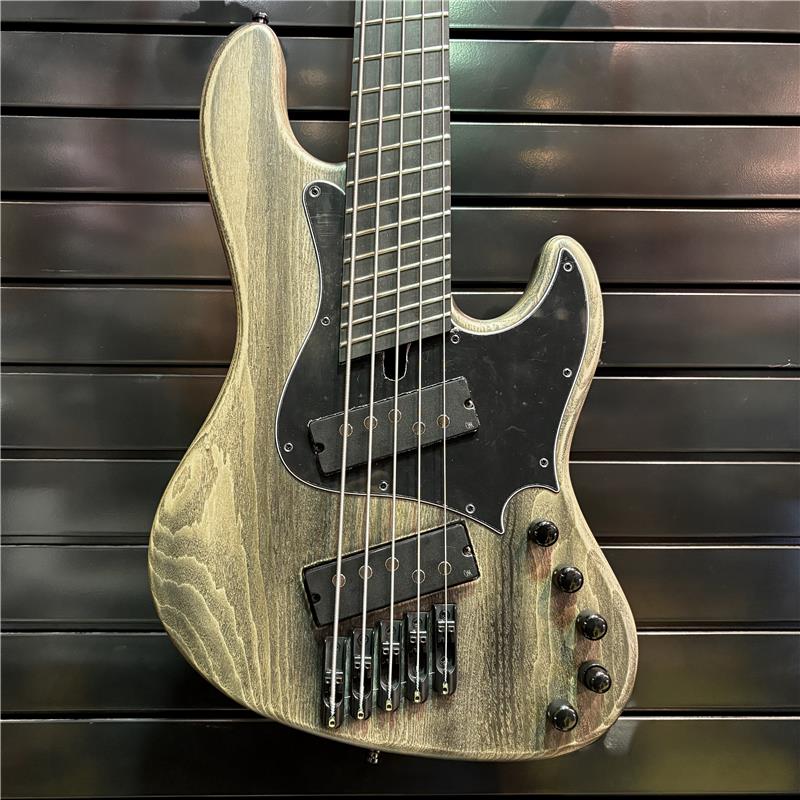 ■商品紹介MAYONES Jabba Bassic 5弦のV-Fret(Multi Scale)仕様が入荷！1982年の創立以来、個性豊かなラインナップと確かな品質でヨーロッパ/米国を中心に人気を博しているMAYONES(メイヨネス/メイワンズ/マヨーネスとも読むようです)。Hadrien Feraud、Mohini Dey、Federico Malamanなど錚々たるTOPプレイヤーがユーザーリストにその名を連ねており、日本国内でもその知名度、評価を高めている、東欧ポーランドの楽器メーカーです。Mayonesのラインナップの中でトラディショナルなJタイプをリファインしたボディデザインとサウンド、24フレットという特徴をもつJabbaモデル。本機は近年新たなスタンダードとして市民権を得ているマルチスケール(ファンドフレット)仕様を落とし込んでおり、5弦側が35インチ、1弦側が33インチを採用することで、一般的な4弦ベースの34インチよりも張りのある低音から、柔らかくミドルの効いた高音をバランスよく生み出します。マルチスケールながら、エクストラロングスケール(スーパーロングスケール)用の弦を使用出来ますので、お好みのブランドやゲージを選びやすい点も本機のメリットです。ボディ材のササフラスはアッシュに似たような導管ですが別種の木材となり、アッシュよりも柔らかな音色を持ち、古くから楽器にも使用されている木材の一つです。ネックはメイプル、エボニー指板、ピックアップとプリアンプはMayonesオリジナルのVelvetrone Noble VF PUとMusashi 3EQを搭載。エボニーによるキレと瞬発力のある特性に、スプリットコイルPUと柔らかな木材が組み合わさることで、アンサンブルの中に溶け込みやすく、フロントのみで鳴らすとPタイプのような、暖かみと押し出しが共存したサウンドで、Mayonesでイメージが浮かぶフィンガースタイルやコード弾きは勿論ながら、ダウンチューニングやピック弾き、スラップなどでラウドに作りこむのもおススメです。中々出回らない希少なV-Fret仕様ですので是非お試しください！■仕様詳細■Body : Sassafras■Neck : Maple■Fingerboard : Ebony■Truss rod : Double action truss rod■Pickups : Mayones Velvetrone Noble VF■Preamp : Mayones Musashi 3 Band EQ■Control : Master Volume (Pull/Pass)、P.U.Balancer、Middle、Treble&Bass、Tone■Weight≒4.19kgギグケース付属検索キーワード：イケベカテゴリ_ベース_エレキベース_ジャズベースタイプ・JBタイプ_MAYONES_新品 SW_MAYONES_新品 JAN:2500030898052 登録日:2026/10/25 エレキベース メイワンズ マヨネス マヨネーズ