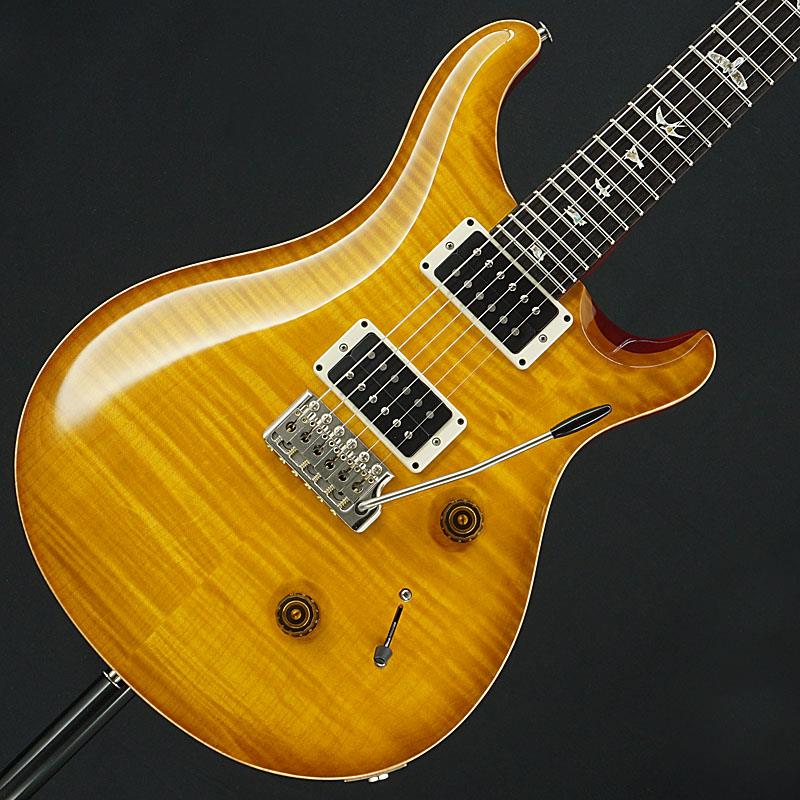 ■商品紹介2024 Custom 24 (Yellow) ［SN.0372866］中古品が入荷！-----進化し続けるポール・リード・スミスの2024年仕様！細かなマイナーチェンジを繰り返しながら、1985年のPRS社創業時からラインアップの中心的モデルとして君臨し続けるカスタム24、その完成されたサウンドとプレイアビリティーから様々なアーティストに愛用されております。2020年頃にはボディ着色後のトップコートはグロス・ラッカーで行われておりましたが、途中からオールラッカーへ変更。現在でも更にアップグレードが繰り返されております。こちらの2024年モデルでは、サウンド面での向上を図るため多くのCoreモデルに使用されているチューニング・ペグをアップデート。12フレットの翼を広げたバード・インレイをモチーフにデザインされた新しいウイング・ボタンは、これまでの金属製のペグ・ボタンから軽量化され、弦の振動のロスを抑えつつ、より長いサステインと音楽的なサウンドを生み出します。ブリッジには2017年モデルよりレギュラーモデルに採用された Gen3 Tremolo 、元々アーム使用時のチューニングの狂いに対しては定評のある PRS Tremoloなのですが、 Gen3 Tremolo はブリッジプレートのサドルのイモネジが設置する部分に溝が切られると同時に、6個のサドルが非常にタイトに設置されており、サドルが横にずれるのを防止しされチューニングの狂いを最小限に致します。また、ブリッジ取り付けネジの系を大きくし、サドルの高さ調整ネジ、サドル取り付けネジ、サドルの弦のあたる部分を非メッキのままにすることにより豊かな倍音とサスティーンに貢献しております。ピックアップには、 30th Anniversary Model で初めて採用された、85/15が搭載されております。創業年の1985年と30周年の2015年の年号が入ったこのピックアップは、57/08、59/09等のヴィンテージトーンを意識したピックアップとは若干趣が異なり、モダンクラシックなキャラクターを目指して開発されたピックアップで、ハイエンド〜ローエンドまで広いレンジ感とパンチの効いた適度なパワー感を併せ持つ芳醇なサウンドのピックアップでございます。ピックアップ自体の出力が HFS & Vintage Bass に比べ抑え目なった為、微妙なピッキングニュアンスも素直に再生され、クリーン〜クランチで心地よいエッジを生み出し、それでいてPRSらしい存在感のあるミッドレンジが失われていない、まさにプレイヤー向けのサウンドといえるでしょう。ハイゲインアンプで深く歪ませた時にもエッジ感は健在で埋もれる事の無い極上のサウンドがお楽しみいただけます。-----当個体状態といたしましては、ボディ全体にほのかなスレキズ、弾きキズ、カメラに写り込ませにくい米粒大のうち傷が僅かに御座いますが、使用感の少ない美品コンディションでございます。フレットは恐らく新品時と遜色の無い高さを保っており、ネックコンディションやトラスロッド、電装系含め演奏面で問題はございません！まだまだ末永くお付き合いいただける1本としてお迎えいただけます。この機会に是非ご検討ください！オリジナル・ハードケース付属Weight≒3.22kg■仕様詳細Top Wood : Flame MapleBack Wood : MahoganyTop Carve : ViolinNumber of Frets : 24Scale Length : 25Neck Wood : MahoganyNeck Construction : One-PieceNeck Shape : Pattern ThinFretboard Wood : RosewoodFretboard Radius : 10Bridge : PRS Patented Tremolo， Gen IIITuners : PRS Phase III Locking Tuners with Wing ButtonsHardware Type : NickelNut : PRSTreble Pickup : 85/15Bass Pickup : 85/15Controls : Volume and Tone Control with 5-Way Blade Pickup Switch検索キーワード：イケベカテゴリ_エレキギター_その他_P.R.S._PRS CORE MODELS (Custom／McCarty)_ユーズド SW_P.R.S._ユーズド JAN:2500010737111 登録日:2025/08/17 ギター ピーアールエス