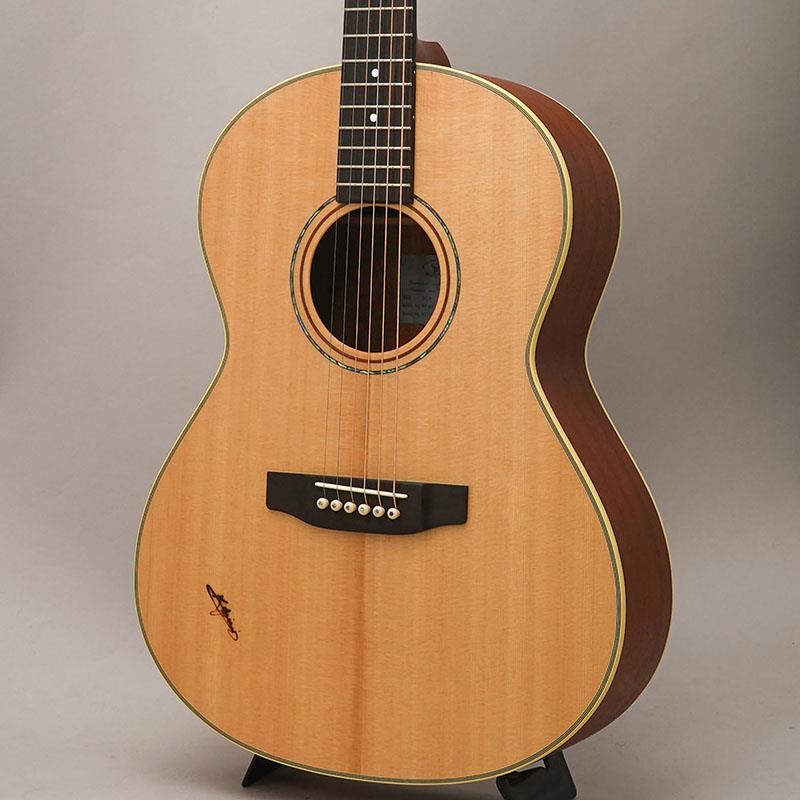 ■商品紹介K.YAIRIの人気定番モデル左用モデル！「メイド・イン・ジャパンを、岐阜県可児市の工房から」をかかげ、そのクラフトマンスピリッツを30人ほどの少数精鋭の手工生産のスタイルを1970年代から守ってきた日本のブランドK.YAIRI。カスタムモデルから価格を抑えたモデルまで幅広くラインアップをておりますが、全て日本製というこだわりは、日本は勿論のこと世界でも人気があり、全世界にファンがいるブランドです。このRF-65はK.YAIRIのオリジナルボディシェイプで、抱え易い小ぶりなボディ幅広く人気のあるモデルです。ボディの木材で型番が決まっており、「65」はボディのサイドバック材にマホガニーを使用したモデルになります。またトップ材は単板のシトカスプルースが使用されております。小振りのギターはボディ全体の鳴りが弱くなる傾向にありますが、ボディ厚を調整する事によって十分な鳴りと抱え易いサイス感が共生した絶妙な設計になっており、バランスの良い耳心地の良いサウンドは扱い易いので広くお勧め出来る音色です。ネックはマホガニーとローズウッドで構成されており、ネックの形状はソフトVの形状で成形されております。ナット幅が約42mmという細さの設計で日本人に非常に合うコンパクトな握り心地になっています。このネックはネック担当の職人が1本1本グリップ感を確認をしながら作業しており、違和感の無い心地の良い握り心地を追求した職人の卓越した技術を感じられます。こちらのモデルのカラーリングのナチュラルカラーは木目を活かした色をつけていないモデルで、独特の艶消し仕上げが他には無い暖かい雰囲気に仕上がっています。国産アコースティックの老舗の技術とノウハウでその高い完成度には定評のあるK・ヤイリ。左用の個体は生産数も流通数も少なく、お探しだった方はお見逃しなく！※画像はサンプルとなります。木目や色合いは1本1本異なります。■仕様詳細TOP Solid: SpruceBACK/SIDE: MahoganyNECK: MahoganyFINGER BOARD: EbonyBRIDGE: Ebonyスケール(弦長): 64.5全長: 100ボディ巾: 37.5ギグケース付属検索キーワード：イケベカテゴリ_アコースティック・エレアコギター_アコースティックギター_K.Yairi_新品 SW_K.Yairi_新品 JAN:2500020010242 登録日:2026/07/13 アコースティックギター アコギ ヤイリ Kヤイリ ヤイリギター