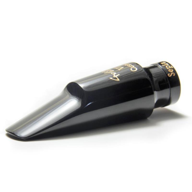 ■商品紹介【2026年リニューアル！】2026年より、Solistモデル以外のオープニング表記がインチ単位に変更し、テーブルへの刻印になりました！// Gottsu Saxophone Mouthpiece Sepia Tone VI Custom Hard Rubber //Sepia Tone VI の VI（ブイアイ） は Vintage の VI です。 Sepia Tone VI Custom は既存の VI よりも明るくて音量のあるモデルです。少ない息でも楽に音が出るようになっています。ジャズというよりはフュージョン向きで、メタルが苦手な方でもメタルのようなパワフルな音が出せます。 ※ハンドメイドのため細かな擦り傷等が見られる場合がございます。予めご了承の程、お願い致します。■仕様詳細■アルト用オープニングラインナップ「#63」(1.6mm)…セルマーC*とC**の間、バンドレンAP3強相当「#67」(1.7mm)…メイヤー4強、セルマーD弱、相当「#71」(1.8mm)…メイヤー5、セルマーD〜E中間、デュコフD4強相当「#75」(1.9mm)…メイヤー6、セルマーE〜F中間、デュコフD6強相当「#79」(2.0mm)…メイヤー6〜7中間、セルマーF〜G中間、デュコフD7弱相当「#83」(2.1mm)…メイヤー7強、デュコフD8弱相当「#87」(2.2mm)…メイヤー8強、デュコフD8〜D9中間相当（あくまで目安とお考え下さい）■商品仕様・素材：エボナイト・付属品：ケース・巾着※リガチャー・キャップ別売検索キーワード：イケベカテゴリ_管楽器・吹奏楽器_サックス用アクセサリ_マウスピース_Gottsu_新品 SW_Gottsu_新品 JAN:2500260842610 登録日:2026/02/17 マウスピース ゴッツ