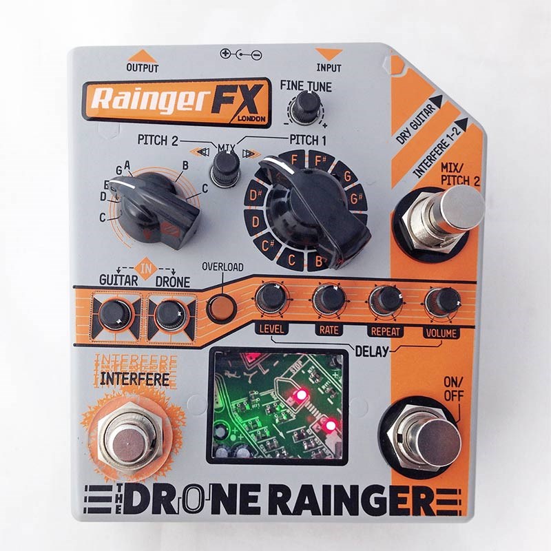 ■商品紹介デジタルディレイ+アナログドローンが織りなす、アトモスフェリックな世界。Drone Rainger（ドローン・レインジャー）はデジタルディレイにアナログドローンを組み合わせたエフェクトペダルです。1000msまでのタイムを備えたディレイはドローンに加えてインプットシグナルもエフェクトさせられます。2つのピッチを設定可能なドローン単体機としても使用可能。ディレイトーンとアナログドローンを組み合わせれば幽玄に広がる景色を一瞬で展開出来ます。またフットスイッチでドローンピッチの上昇/下降もコントロールでき、リアルタイムのパフォーマンス性も備えています。Drone Raingerは、Rainger FX史上最もシネマティックなペダルと言えるでしょう。Drone RaingerはRainger FXのEcho-Xをベースとしたダブのような雰囲気を備えたダークなフィーリングのディレイ回路に、低く渦巻くようなアナログドローンをミックスするエフェクトペダルです。シューゲイズ/ドゥーム/ヘヴィ/サイケデリックロック、またはアンビエントミュージックに完璧にマッチする世界観を形成します。ツーピースバンドやエレクトリックギターの後ろでアトモスフェリックなバッキング・トラックが欲しいときも、Drone Raingerは最適なチョイスとなるでしょう。入力シグナルとドローンシグナルは、独立して1000msまでのデジタルディレイ回路へミックスされます。ディレイへの入力シグナルをカットしてドライ音のみの出力も可能です。ドローン回路には2つのアナログトーンジェネレーターが搭載され、一方は12のロータリーセレクトスイッチ、もう一方はフリームーブのセレクターでピッチを選択します。2つのピッチを僅かにずらすことで奇妙な揺らぎが生まれ、ドローンサウンドに奥行きを与えます。またDrone Raingerはドローン単体機としてプレイすることも可能です。ドローン回路にはリアルタイムのパフォーマンスが可能な2つのフットスイッチが用意されています。INTERFAREはドローンのピッチを上昇/下降させるスイッチで、ドローンサウンドにSF映画のようなアクセントを加えます。MIX/PITCH2は2つのピッチのミックス状態から、PITCH2のみへドローンを切り替えます。異なるセクションをプレイするときや、キーやベースノートを変更する際に有用なコントロールです。更にドローンの微細なピッチはFINE TUNEノブで調整ができます。そしてRainger FXの他のペダル同様、Drone Raingerも唯一無二のビジュアルになっています。他のギターペダルには類を見ない7角形のカスタム筐体。そしてペダル中央のウィンドウには電子パーツで構成されたジオラマが光ります。実際に回路の一部をジオラマとして配置し、街頭、車、駐車場、道路、ケミカルサイロが覗くディストピアな様子は、Drone Raingerの不穏な世界観にぴったりです。あなたのセットアップで圧倒的な存在感を放つでしょう。・スタンダードな9Vセンターマイナスの電源アダプターで動作します。電池は使用できません。・トゥルーバイパス・五画形のクリエイティブなデザイン！・製品寸法：約W102-D116-H66mm（突起含む）・重量：約440g検索キーワード：イケベカテゴリ_エフェクター_ギター用エフェクター_空間系_ディレイ_Rainger FX_新品 SW_Rainger FX_新品 JAN:4560482828227 登録日:2020/04/22 エフェクター コンパクトエフェクター ストンプボックス