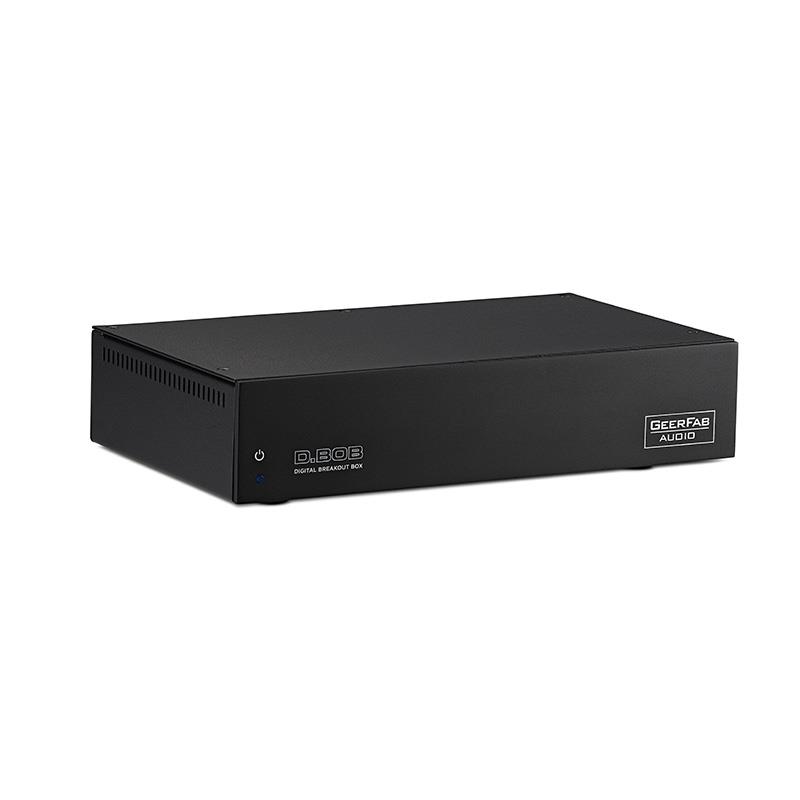 ■商品紹介【製品の特長】★D.BOBとはGeerFab Audio D.BOBは、HDMI出力をBlu-rayプレーヤーなどのソース機器から入力された信号を高品位に分離し、HDMI出力と同軸・光出力として出力する、デジタル・ブレークアウト・ボックスです。従来のBlu-rayプレーヤーでは、SACD、Blu-rayディスクに格納されたデータをネイティブに再生する場合、プレーヤー内蔵のDACか、AVアンプのDACを使う選択肢がほとんどでした。D.BOBでは、ソースに含まれた最大PCM192kHz/24bit，最大DSD64(2.8MHz)の信号を、HDCP（広帯域デジタルコンテンツ保護）およびコピープロテクトに完全対応したまま出力が可能な特許技術※を搭載しています。D.BOBは、貴方の映像環境に第3の選択肢として、2chオーディオ用の高品位DACで映像・音声コンテンツを楽しめる環境をご提供いたします。※US Patent No. 11，137，970●D.BOBでできることBlu-ray DISCBlu-ray DISC対応のユニバーサルプレーヤーのHDMI出力から、最大PCM192kHz/24bitのS /PDIF信号を取り出すことが可能です。Super Audio CDSACD対応のユニバーサルプレーヤーのHDMI出力から、2.8MHzのDSD信号をHDCPを保ったまま分離してDoP方式で出力します。AppleTV/FireTVstickAppleTV / FireTVstick等をD.BOBのHDMI INに取り付け、ソースから映像とデジタルデータ分離出力します。多様なストリーミングコンテンツを高音質でお楽しみいただけます。PCPCを使用してYoutubeやNetflixなどの高品位コンテンツを再生する際に、音声データを取り出し外部DACで再生が可能です。検索キーワード：イケベカテゴリ_レコーディング_レコーダー・プレイヤー_プレイヤー_GeerFab Audio_新品 SW_GeerFab Audio_新品 JAN:4562314016642 登録日:2026/08/06 ギアファブオーディオ