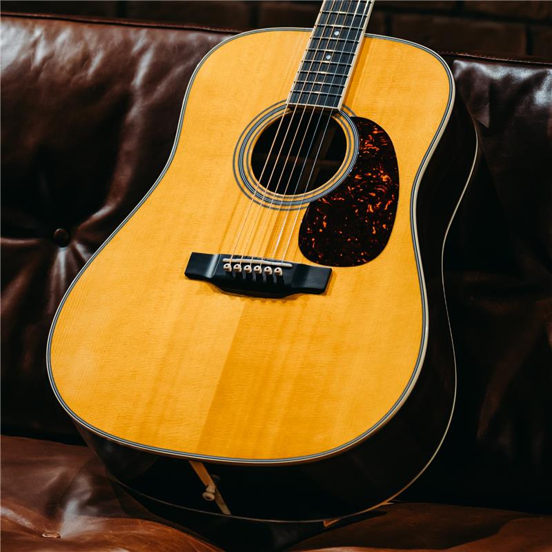 ■商品紹介希少材ココボロが放つ圧巻の存在感。Martin Custom Shop製「CTM D-35 Cocobolo」USEDが入荷！Martin最高峰のCustom Shopで製作された、希少なココボロ材を贅沢に使用した特別なD-35が中古にて入荷しました。D-35は1965年の登場以来、3ピースバック構造ならではの豊かな低音と煌びやかな倍音で多くのミュージシャンを魅了し続けるMartinの名機です。本器はその伝統を継承しながら、サイド＆バック材に現在では流通量が非常に少ない高級材「ココボロ」を採用したCustom Shopならではの一本となっています。ココボロはローズウッドの仲間でありながら、より高い密度を持つことで知られる希少材。力強く芯のある低音、透明感のある高音、そして豊かに広がる倍音が特徴で、ストロークでは圧倒的なスケール感を、フィンガースタイルでは繊細なニュアンスまで余すことなく表現します。美しく複雑な杢目も魅力で、一本ごとに異なる表情を見せてくれる点も所有する喜びを感じさせてくれます。Custom Shopならではの厳選された木材と丁寧な組み込みにより、音の立ち上がりは非常にスムーズ。D-35らしい包み込むような低域に、ココボロ特有の密度感とレスポンスが加わり、存在感あふれるサウンドへと仕上がっています。コードストロークでは迫力ある響きを、ソロギターでは音の輪郭を崩すことなく美しい余韻を奏でてくれます。本器は中古品のため、使用に伴う細かな傷や打痕などは見受けられますが、当店入荷後に提携リペア工房にてメンテナンスを実施しております。実施内容・バックから両サイド、およびトップ6弦側のバインディング剥がれ修正・フレットすり合わせ・ナット交換演奏性・コンディションともに安心してお使いいただける状態へ仕上げております。新品ではなかなか出会うことのできない希少仕様のCustom Shopモデル。中古だからこそ実現できる価格も大きな魅力です。サウンド、ルックス、希少性のすべてを兼ね備えたオンリーワンの一本。Martin Custom Shopならではの完成度を、ぜひその手でご体感ください。■仕様詳細Top : Solid Sitka SpruceSide : Solid CocoboloBack : Solid Cocobolo＆Guatemalen WedgeScale Length : 645mmNut Width : 44.5mm純正ハードケース付属検索キーワード：イケベカテゴリ_アコースティック・エレアコギター_アコースティックギター_MARTIN_Dreadnought (ドレッドノート)_ユーズド SW_MARTIN_ユーズド JAN:2500020866184 登録日:2026/08/23 アコースティックギター アコギ マーチン マーティン