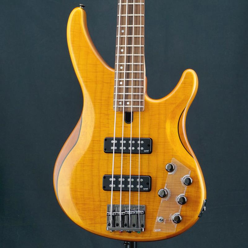 ■商品紹介トップ材にフレイムメイプル、ボディ材にはアルダーを採用し、高級感のあるルックスと、より芯のある中低音を実現したTRBX604！■主な特徴1.スリムなシェイプから想像を超えるパワフルな低音 立体的なカットを施したボディは、軽量化と心地よいフィット感を実現しながら充分な体積を確保し、パワフルな低音を生み出します。トップ材にはフレイムメイプルを採用し、木目が際立つ高級感ある外観が特徴です。2.ヤマハベースの中で最もスリムなネック 握りやすいネックは、スムーズなフィンガリングを可能にし、難易度の高い演奏をサポートします。 反りやねじれにも強い、メイプル/マホガニーの5ピース構造を採用。高い強度を確保し長時間の試奏を繰り返して設計されたジョイント形状は、ハイポジションでの弾きやすさは損なわず、弦振動を無駄なく伝達します。3.ベーシストのモチベーションを刺激する独自のアクティブ・サーキット アクティブ・パッシブジ切り替えスイッチを搭載。繊細で暖かみのあるパッシブサウンドと、クリアで幅広いサウンドメイキングができるアクティブサウンドを使い分けられます。また、電池が消耗すると点灯し、交換タイミングを知らせるバッテリーアラートをボディバックに装備しています。細かな擦り傷や6F指板面と17Fポジションマーク部分に打痕がございますが、演奏上問題無くお使いいただけます。トラスロッドの余裕はあり、ネックコンディションは良好です。Weight≒3.70kg付属品：純正ソフトケース検索キーワード：イケベカテゴリ_ベース_エレキベース_小型ボディ・多フレット_YAMAHA_TRBX Series_ユーズド SW_YAMAHA_ユーズド JAN:2500030825751 登録日:2026/01/08 エレキベース ヤマハ やまは