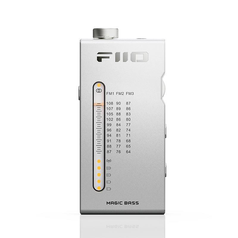 ■商品紹介【製品の特長】★レトロ復刻シリーズの新製品「RR11」はポータブルステレオFMラジオです。厚さ13mmで重量46gの超薄型。高性能FMチップであるシリコンラボラトリーズ製「Si4831」を搭載、64〜108MHzの広帯域をカバーし、ワイドFMにも対応します。アナログチューニングホイールとアルミボディがレトロな魅力を演出しながら、MAGIC BASS機能搭載のHiFiグレード回路で高音質を実現。AMPモードでは付属のケーブル経由でのスマホ接続も可能で、最大17.5時間の長時間駆動を実現。●超薄型。13mmのアルミ合金ボディが、レトロでありながらモダンな上質さを実現RR11は厚さ13mmというライター並みの超スリムボディに加え、アルミ合金製のノブを採用することで、レトロとモダンが融合した上質さを実現しています。 好みに合わせて選べる4色展開をあなたのポケットに●懐かしい手触りを再現。スクロールホイールによるアナログチューニングRR11にはPVRチューニングをシミュレートするために設計されたスクロールホイールを搭載し、懐かしい時代の手触りを再現しています。 指を動かすだけで、すべてのラジオ周波数にアクセス可能です。デジタル・チューナーにはない直感的なフィードバックを体感できます。※利用可能な局の数は、利用可能なチャネルとその信号品質に依存し、地理的な場所によっても異なる場合があります。●ワイドFM対応。64〜108MHzの超広帯域FM周波数をサポートRR11は、64〜108MHzのFM周波数に対応しており、世界中のFM放送や大学のFM放送を受信することができるだけでなく、日本国内のAM放送をFM周波数帯で受信可能な「ワイドFM」にも対応しています。メインストリームの音楽局、ニュース番組、学内専門放送など、お好きなものをお楽しみください。（災害時における緊急放送の受信にも役立ちます。）●バッテリーでもコンセントでも、デュアル電源でいつでもリスニング300mAhのリチウムバッテリーにより、RR11は8.5時間以上の連続駆動が可能なことに加え、コンセントから充電しながらの使用も可能です。充電のために再生が停止したりバッテリー交換などをする必要なく、通勤、アウトドア、リラックスタイムなど、いつでもどこでもシームレスに音楽やラジオ放送を楽しめます。※AMPモードでは、17.5時間以上のバッテリー駆動が可能です。●幅広い周波数をクリアかつ安定した品質で受信。シリコンラボラトリーズ製の高性能FMラジオレシーバーチップ「Si4831」RR11は、シリコンラボラトリーズ製の高性能FMラジオレシーバーチップ「Si4831」を搭載し、幅広い周波数をクリアで安定した品質で受信可能です。●FIIOが18年の研究開発で培ったHiFiグレードのアナログ回路設計FIIOの約18年にわたる豊富なオーディオ研究開発の経験により、RR11は高音質を実現するために入念に設計されたHiFiグレードの回路を搭載しています。●MAGIC BASS機能によるBASS+3Dサラウンド効果で臨場感あふれるリスニング体験RR11には、クラシックなサウンドと3Dサウンドエフェクトを再現できるDDBアナログサウンドエフェクトと出力増強を行うためのカスタムチップが搭載されており、より臨場感のあるリスニングを実現します。MAGIC BASS 1 ： 低音ブーストMAGIC BASS 2 ： 低音ブースト＋3Dサラウンド●イヤホン＋高性能PCBゲインアンテナを内蔵することで受信能力を大幅に向上RR11は、イヤホンをアンテナとして利用できるだけでなく、高性能PCBゲインアンテナを内蔵しており、電波受信能力を大幅に向上させています。●ポータブルアンプとしてスマートフォンやPC等と連携可能RR11は付属のUSB Type-Cオーディオケーブルと組み合わせることで、瞬時にドングルスタイルのポータブルヘッドホンアンプシステムに変身します。 これによってスマートフォンやパソコンなどとUSB接続が可能となり、出力が向上するだけでなく、MAGIC BASS機能でサウンド・エフェクトを加えることが可能となります。純粋なアナログFMラジオでありながら、最新のストリーミングサービスまで、幅広い活用方法でユニークなサウンドを楽しむことができます。●レトロで柔らかいオレンジ色のステータスインジケーターオレンジ色のレトロな照明効果は、受信感度、ステレオ放送、バッテリー残量などの重要な情報を分かりやすく表示します。朝のニュースも、寝る前の音楽も、ラジオの状態が一目でわかり、安心して聴くことができます。●4色のカラーバリエーション。華やかなガジェットゴールド、ブラック、シルバー、レッドの4色のカラーバリエーションを取り揃え、レトロな魅力とモダンなスタイルを融合させています。高品質なラジオであるだけでなく、日々の生活に彩りを加える魅力的なガジェットとして寄り添います。【製品の仕様】ラジオレシーバーチップ Si4831FM周波数帯域 FM1: 87〜108MHz、FM2: 76〜90MHz、FM3: 64〜87MHzアンテナ 内蔵PCBゲインアンテナ、イヤホン対応インピーダンス 8〜100Ω出力端子 3.5mmステレオミニ入力端子 USB Type-C（充電、アナログ音声入力）出力レベル(FM) 4mVTHD+N(FM) 0.3%S/N比(FM) ?45dB（A特性）ノイズ制限感度(FM) ?15dBuV（S/N = 30dB）出力電力(AMP) 40mW（32Ω、THD+N1％）出力インピーダンス(AMP) 1ΩTHD+N(AMP) 0.04% (1kHz/-24dB@32Ω)S/N比(AMP) ?100dB(A-weighted)ノイズフロア(AMP) ＜10uV(A-weighted)バッテリー 300mAhリチウム電池連続再生時間 約8.5時間(FM)、約17.5時間(AMP)充電時間 約2時間(DC5V/≧1A)寸法、重量 約83.2×39.4x13mm、約46g付属品 USB充電ケーブルDAC内蔵オーディオケーブル（USB Type-C to Type-C）イヤホンイヤホンスポンジカバークイックスタートガイド保証書検索キーワード：イケベカテゴリ_レコーディング_レコーダー・プレイヤー_プレイヤー_FiiO_新品 SW_FiiO_新品 JAN:4562314020151 登録日:2026/08/06 フィーオ