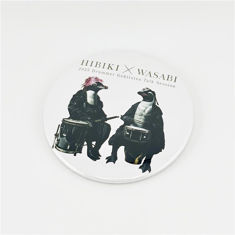 ■商品紹介イベント会場でのみ販売していた記念グッズを数量限定でご用意いたしました！特にイベントにご来場出来なかった方はお見逃しなく！商品サイズ：直径：76mm※本製品は倉庫取り扱い在庫となりますため、店舗でご購入希望の場合には事前に店舗までお問い合わせください。※記載サイズに誤差がある場合も御座いますので予めご了承ください。検索キーワード：イケベカテゴリ_楽器アクセサリ_アパレル_その他アパレル_Ikebe Original_新品 SW_Ikebe Original_新品 JAN:2500080706727 登録日:2025/06/13 イケベ