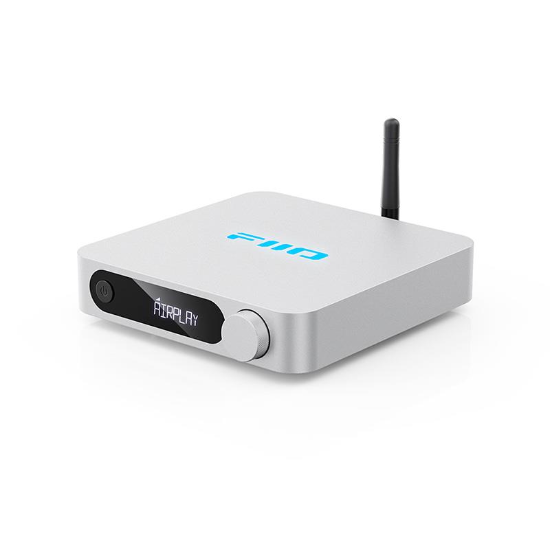 ■商品紹介【製品の特長】★AirPlayとRoon Ready対応のハイレゾ認証ストリーミングデバイス。1000Mbpsのギガビットイーサネットと2.4G+5Gデュアルバンド Wi-Fiに対応し、多彩なデジタル出力を搭載。カスタムLCDディスプレイと赤外線リモコンで快適な操作性を実現し、デュアルUSB出力も備えています。さらにファームウェアアップデートにより、機能の拡張も可能です。●お手持ちのオーディオ機器との組み合わせで楽しめる、ハイレゾ対応ネットワークプレーヤーSR11は、様々なネットワークストリーミングプロトコルに対応したロスレス・ストリーミングミュージックレシーバーです。外部デコーダーと組み合わせることで、ハイクオリティなロスレス音源のストリーミング再生を簡単に実現できます。そしてSR11は「ハイレゾオーディオ認証」を取得しています。●シームレスな接続でハイクオリティなワイヤレス・ストリーミングを実現iPhone、iPad、MacBook、iMac、Mac miniなどからSR11へ、AirPlayでダイレクトに音楽をストリーミング再生できます。※Apple、iPhone、iPad、MacBook、iMac、Mac mini、Apple Music、AirPlayは、Apple Inc.の商標です。●Roon Ready認証取得。より快適なマルチルーム再生を実現高性能な音楽管理ソフトウェア「Roon」のRoon Ready認証を取得。NASなどに保存されたご自身のライブラリと、ストリーミング配信の音楽を一括管理できます。複数のオーディオシステムをセットアップしている場合でも、それぞれの機器で異なる音楽を再生したり、同じ音楽を同時に楽しんだりすることができます。●豊富なデジタル出力により多彩な接続環境を実現光デジタル、同軸デジタル、USB Type-A、USB Type-Cなど、豊富なデジタル出力を装備。お手持ちの機器との接続の自由度が高く、快適な音楽ストリーミングを実現します。●高性能マルチコアプロセッサー「X2000」で安定した動作を実現SR11は高性能なLumissil製「X2000」マルチコアプロセッサーを搭載。XBurst2とXBurst0という2種類のコアを組み合わせることで、優れた処理能力と強力なリアルタイム制御を実現しながら、省電力性能も確保。音声信号を正確に処理し、安定した音楽再生を可能にします。●有線・無線の双方で安定したハイスピードネットワーク接続1000Mbpsの高速イーサネットポートを搭載し、安定したデータ転送を実現。Wi-Fiは2.4GHzと5GHzのデュアルバンドに対応し、ワイヤレス接続でもロスレス音源の安定した伝送を可能にします。●視認性と操作性を両立したカスタムLCDディスプレイ動作モード、ネットワークの状態、音量など、必要な情報をすぐに確認できるディスプレイを搭載。操作ノブと組み合わせることで、直感的な操作性を実現します。●シンプル＆スマートなリモコンコントロール付属の専用赤外線リモコンで離れた場所からの操作が可能。入力切替、出力切替、音量調整など、様々な機能をワンタッチで簡単に操作できます。ペアリング不要で、開封後すぐにお使いいただけます。●スリムでコンパクトなボディ。自由な設置を可能にアルミニウム合金製のスリムなボディに、安定性を高める専用の滑り止めパッドを装備。省スペース設計により様々な外部機器と組み合わせやすく、設置場所を選びません。●アップデートで広がる多彩な機能の可能性継続的なファームウェアアップデートにより、Bluetooth受信や楽曲再生、FIIO LINKなど、新機能の追加を予定しています。【製品の仕様】ハードウェア構成 SoC：X2000、Wi-Fiモジュール：AP6256、電源：G2257Q51U、イーサネット：YT8531C再生モード MIX（Roon ReadyとAirPlay）、Roon Ready、AirPlay無線LAN 5G+2.4G デュアルバンド Wi-Fi（IEEE 802.11 b/g/n/ac）最大対応サンプリングレート（Roon Ready） ・USB：768kHz/32bit、DSD256（DoP）※実際の受信仕様は接続機器のデコード性能に依存します・同軸デジタル：192kHz/24bit、DSD64・光デジタル：192kHz/24bit、DSD64最大対応サンプリングレート（AirPlay） PCM/DSD/MQAを44.1kHz/16bitに変換して出力MQA USB／同軸デジタル／光デジタル※フルボリューム時に対応ディスプレイ ・LCDディスプレイ・表示内容：サンプリングレート、音量レベル、動作モード、出力モードなどファームウェアアップグレード USBメモリーによるアップグレードに対応（USB Type-A、Type-C両対応）音量調整 ノブ、リモコンサンプリングレート表示（LOGOライト） 48kHz以下：シアン、48kHz超：イエロー、DSD：グリーンボタン 電源、エンコーダーノブ（音量調整付）、リセットホール（電源オンの状態で短押）リモコン 赤外線リモコン対応（付属リモコンのみ）電源入力 USB Type-C（電源供給専用）オーディオ出力 ・同軸デジタル（RCA）・角型光デジタル・USB Type-A・USB Type-Cネットワーク ギガビットイーサネットポート動作時電流 ・通常時：250mA（有線LAN接続時、画面とLOGOライトのデフォルト輝度時）・同軸／光デジタル出力時：250mA（有線LAN接続時、画面とLOGOライトのデフォルト輝度時）・USB出力時：290mA（有線LAN接続時、画面とLOGOライトのデフォルト輝度時、パワーアンプ電流除く)電源 DC 5V/2Aバッテリー 非搭載サイズ 約157×133×32.3mm（脚部含む）重量 約375g付属品 専用電源アダプター、専用赤外線リモコン、USB Type-A to Type-Cケーブル、クイックスタートガイド検索キーワード：イケベカテゴリ_レコーディング_レコーダー・プレイヤー_プレイヤー_FiiO_新品 SW_FiiO_新品 JAN:4562314019025 登録日:2026/08/06 フィーオ
