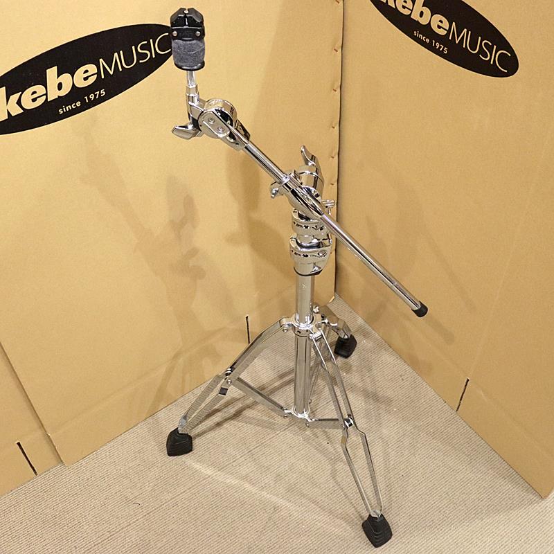 ■商品紹介☆中古品☆Pearlのシンバルスタンド、B-1000の中古品が入荷致しました。中古品の為、キズや汚れ等の使用感がございます。●ユニロックティルターシステム装備（縦方向に無段階、自由にティルター角度調節が可能）●ウイングロック装備（シンバルのセット、リセットが瞬時にできる機能。また、シンバルの微妙な揺れ加減も調整可能。）●ダイカストジョイント（パイプをグリップするナイロンブッシングを延ばして保持力、耐久力をアップ。またジョイント内部のパイプ先端にプラスティックキャップを装着して内部ノイズも防止。）●シュアストラット・ダブルレッグ●スタンド部パイプ径：28.6mm、22.2mm、15.9mm検索キーワード：イケベカテゴリ_ドラム_スタンド_シンバルスタンド_Pearl_ユーズド SW_Pearl_ユーズド JAN:2500190908431 登録日:2026/07/26 アンプケース アンプ用ケース アンプカバー