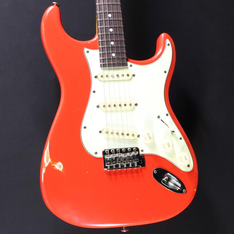 ■商品紹介使い込まれた雰囲気を放つエイジド加工を施した特別オーダーモデル！momose Custom Craft Guitarその高い完成度に定評のある「モモセ」。ビンテージギターの基本構造を継承しながら、より現代的なアップデートを随所に盛り込んだORIGINALシリーズ。「材の個性に応じた加工により材の鳴りをそのまま引き出す」という百瀬氏の製作理念を形にしたラインナップです。ジョイントプレートを落とし込んだヒールカットやウッドバインディング、更にはオリジナル・ヘッド・ストック等、momoseならではのスペックが詰め込まれた大人気モデルです。コチラはアルダーボディにローズウッド指板採用の「MC1-STD/R」。これぞ「Made In Japan」の底力！◆Momose Original Series『MC』トラディショナルなSTスタイルを継承しつつも、Momose独自にブラッシュアップしたオリジナルモデル『MC』。飛鳥工場の職人により、木工から塗装、組み込みまで一本一本手作業にて仕上げられました。その丁寧な作りから生まれるプレイアビリティの高さは、多くのトッププレイヤー達からも評価されており、Momoseブランドの確かなクオリティを体現します。◆ハイポジションの演奏性が高まるホーン部の広さMCモデルはトラディショナルなSTタイプと比べ、高音弦側のホーン部の抉りが大きく取られています。これによりハイポジションの演奏性が高まるほか、手が大きなプレイヤーの方でもストレス無くハイフレットに向かって駆け上がるプレイが可能になります。◆ジョイントプレートの落とし込み加工トラディショナルなサウンド特性を損なわない為にオーソドックスなプレートジョイントを採用しながらも、プレート部を落とし込み加工し、演奏性の向上も実現しています。◆指板トラブルを防ぐウッドバインディング指板サイドには指板と同材を使用したウッドバインディングが施されています。これにより指板サイドが非常に滑らかになるほか、フレットのバリが飛び出してしまうようなトラブルも防止します。◆広めに取られたロッドアジャスト独自形状のヘッドストック部には、スムーズなネックアジャストを可能とする広めのアジャストホールが設けられています。より調整がし易い様に形状も広めに配慮されています。◆Momose VS-1ピックアップMomoseオリジナルのピックアップ『VS-1』をマウント。シングルコイルらしい歯切れとモダンな扱いやすさを持ち、様々な音楽ジャンルに対応しうるトーンにチューニングしました。Momoseが送る妥協なきサウンドをぜひご体感ください。■仕様詳細SpecificationBody: Alder 2PNeck: MapleFingerboard: Indian RosewoodNut: Oiled BoneBridge: GOTOHGE108TSMachineheads: GOTOHSD91-05M MGFret: JESCARFW9662-NSPickups: Momose VS-1Controls: 1Vol，2Tone，5Way PU SelectorScale Length: 648mm(25.5inch)Width at Nut: 42.0mmFingerboard Radius: 210RFinish: All LacquerString: ElixirNANOWEB Light(.010-.046)Accessories: プロテクトケース、六角レンチ、保証書約3.54kg検索キーワード：イケベカテゴリ_エレキギター_STタイプ_momose_MC Models (Original ST Type)_新品 SW_momose_新品 JAN:4571470409939 登録日:2026/02/06 エレキギター モモセ 百瀬