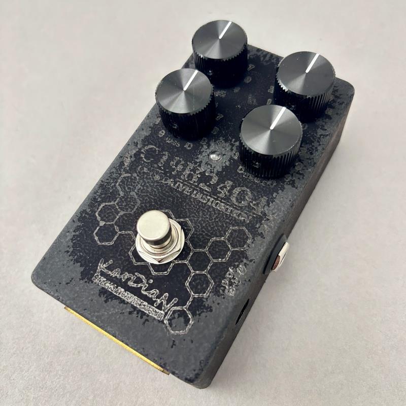■商品紹介クロトニンの生まれた経緯はなかなかに不可思議で、実はボツ案となった回路図からこのペダルは誕生したいわばセロトニンの兄弟のような存在です。セロトニンは豊かなミッドレンジとウォームなコンプ感を目指し開発をおこないました。しかし開発の段階でいくつかのイレギュラーなプロトタイプが生まれました。例えばクリッピングに使用しているシリコンダイオードをLEDダイオードに変更などは序の口でトーン回路の調整オペアンプの増幅率の変更、そして素子自体の選定など多種多様な回路パターンが生まれました。その中の一枚がこのクロトニンです。LEDクリッピングでレスポンスの高いオペアンプを使うことでピッキングニュアンスによる反応がとてもオープンで、かつそのオープンな歪をLEDだけでなくオペアンプ自体の歪み、そしてカップリングコンデンサの音の変化を駆使しながら作成しました。塗装には『世界一黒い塗料』を採用し、より深い黒を実現しました。シルクの印字や錆パターンは通常のマット黒塗料を使用した黒を重ねた印字であるのにも関わらず、筐体の黒塗装に溶け込むのではなく逆に浮かび上がってくる摩訶不思議なデザインとなっております。通常のセロトニンとは真逆のサウンドであるオープンなクリッピングポイントを持つ真っ黒なペダルが クロトニン です。- SPECS -- 入力インピーダンス : 1M- 出力インピーダンス : 10kΩ- コントロール : Volume、Drive、Treble、Bass- スイッチング方式 : トゥルーバイパス- 接続端子 : 1/4インチ標準フォーン・ジャック×2 (入力、出力)- 電源方式 : 9VセンターマイナスDC電源 (電池可9V形006P型)- 消費電流 : 7mA- 寸法 : 幅 (W) 72 mm、奥行き (D) 121 mm、高さ (H) 55 mm　(フットスイッチやジャック等の突起物含む)- 重量 : 288g- JAN : 4589825520697- 付属品 : 保証書- DISCLAIMER -製品の改良等により、予告なく仕様が変更となることがございます。また画像はサンプルです。塗装仕上げは1台ずつ微妙に異なりますので、あらかじめご了承ください。金属プレートには製造の都合上傷が入っている場合がございますが、こちらは加工する際に生じる仕様となりますのであらかじめご了承ください。金属ノブの仕様として操作時のみタッチノイズが発生いたします。操作時は弦アースを（指で弦に触れている状態）で操作をすることを推奨いたします。検索キーワード：イケベカテゴリ_エフェクター_ギター用エフェクター_歪み系_オーバードライブ_KarDiaN_新品 SW_KarDiaN_新品 JAN:4589825520697 登録日:2026/04/07 エフェクター コンパクトエフェクター ストンプボックス