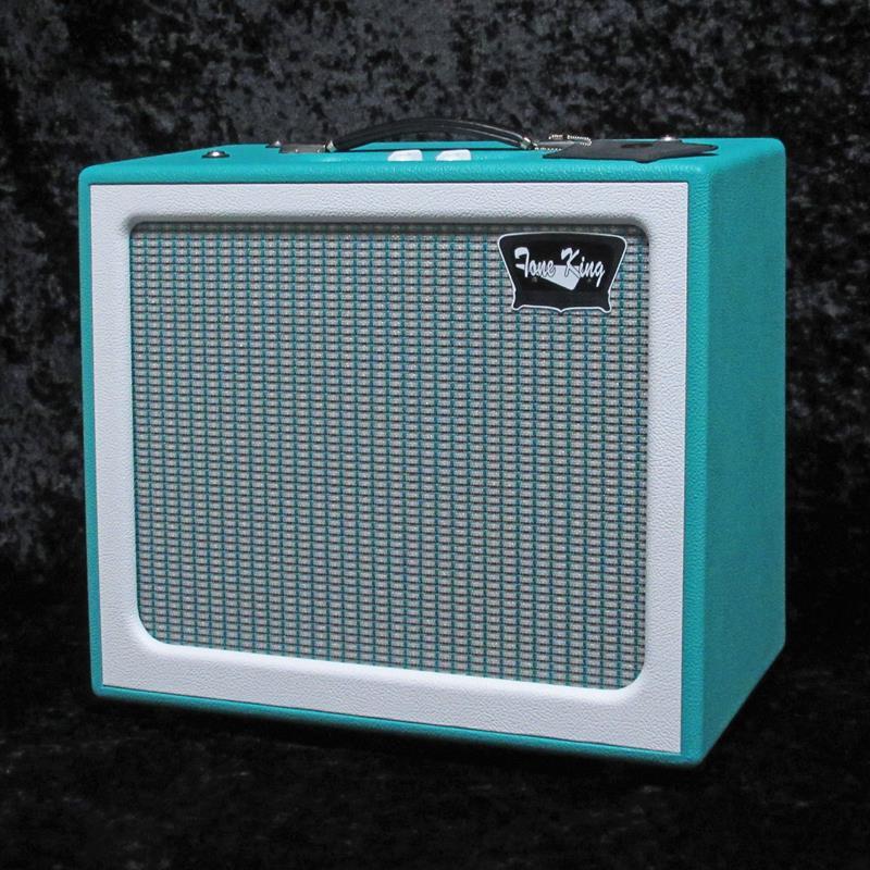 ■商品紹介展示処分特価！付属品、メーカー保証完備と大変お買い得です！GREMLIN【Turquoise】The ultimate low-wattage combo for cranked blackface and tweed-era tones.今回入荷しましたのは、1993年に誕生し、2023年には30周年のセレブレーションイヤーを迎えたブティックアンプメーカー「Tone King」の5Wの小型コンボGREMLIN！2×12AX7、1×KT66のチューブスペックによる5Wという小出力となっておりますが、高い剛性を誇るバーチ材のキャビネットに収められた12インチのCelestion製Custom Ceramic Magnet speakerと相まって、不要な共振な音割れはなく、しっかりとコントロールされた丁寧な鳴りは本機ならではでしょう！コンパクトかつライブへの持ち込みを想定してお探しの方にはフィットするかと思います！トップコントロールはVOLUMEとTONEのみと非常にシンプルで、迷うことなくベストトーンに辿り着く事が出来ます。サウンドキャラクターはクセの少ない艶やかアメリカントーンを基調としており、ブレイクアップに連れて音の芯に歪みが纏わりつくような古き良きドライブトーンが味わえます！レンジが広く明瞭な響きが特徴のKT66パワーチューブをクラスA駆動させており、抜群のタッチレスポンスと5Wとは思えない程のダイナミクスは実現！小型でありながらも、至高のトーンと理想的な弾き心地でプレイヤーをノックアウトする様は正にGREMLINです！Tone Kingお馴染みの6段階のダイヤル式アッテネーター「Ironman II 」も内蔵しており、理想の音量でブレイクアップを生むことが可能！またご自宅でもリッチなチューブトーンをご堪能いただけるの嬉しいポイントです！ライブ＆ベッドルーム等のいかなる環境でもベストトーンを鳴らしてくれる小さな相棒GREMLIN！是非その使い勝手の良さとリッチなトーンをご堪能下さい！●Tubes:1 x KT66 and 2 x 12AX7●Output Power:5W●Speaker:Custom designed 12″， 8-Ohm， Ceramic Magnet speaker made by Celestion●Ironman II Attenuator検索キーワード：イケベカテゴリ_ギターアンプ・ベースアンプ_ギターアンプ_コンボ_チューブ_Tone King_アウトレット SW_Tone King_アウトレット JAN:0763815129693 登録日:2025/11/14 Tone King トーンキング
