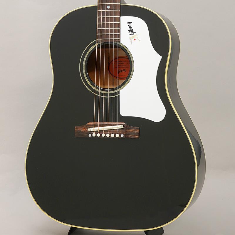 ■商品紹介ギブソン・ラウンドショルダー・アコースティックのサウンドをよく聴いていただくと、プレイヤーの演奏スタイルや演奏表現・テクニックに対し正確に呼応するサウンドだとお気づきいただけるでしょう。ある瞬間はパワフルに響き、また別の瞬間ではソフトにメローに響くという具合です。60s J-45 Originalは、60年代初頭のヴィンテージ期と同様の42.8ミリのナット幅をもち、マホガニーネックのどのポジションにおいても快適なフィンガリングを約束します。容易に弦高調節が可能なアジャスタブル・ブリッジは、ギタープレイヤーの好みに応じた弦高の微調整を可能にしています。渋みを醸すダブル・アンティーク・バインディング処理、クリーム・ボタン・チューナー、ホットスタンプ・ロゴが打たれた特徴的なホワイト・ピックガードなど、魅力ある仕様を誇ります。■仕様詳細BodyBody Shape:J-45Top:Sitka spruceBack:MahoganySide:MahoganyBracing:Traditional hand scalloped X-bracingBinding:Multi-ply Top， single-ply BackFinish:NitrocelluloseNeck:Material:MahoganyProfile:RoundScale Length:24.75 / 628.65mmFingerboard Material:RosewoodFingerboard Radius:12Number Of Frets:20Frets:StandardNut Material:BoneNut Width:1.69 / 42.84mmInlays:Mother-of-pearl dotsJoint:Compound Dovetail Neck-to-bodyHardwareTuner Plating:NickelBridge:Traditional belly up， AdjustableSaddle Material:TusqTuning Machines:Grover Strap Cream ButtonPickguard:60's， White with Hot Stamp LogoTruss Rod Cover:BlackBridge Pins:TusqElectronics:None付属品：ハードケース検索キーワード：イケベカテゴリ_アコースティック・エレアコギター_アコースティックギター_Gibson_Round Shoulder_アウトレット SW_Gibson_アウトレット JAN:4580568415608 登録日:2025/10/23 アコースティックギター アコギ ギブソン ぎぶそん