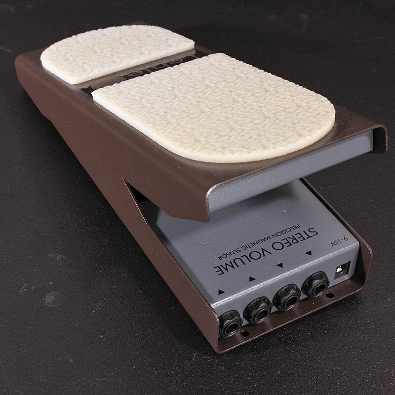 ■商品紹介Lehle Stereo Volume は、非常に精確な磁気センサーを搭載し、摩耗のない操作を可能としたボリュームペダルです。この磁気センサーによる磁界の強さの測定には、アメリカの物理学者エドウィン・ホールが発見した「ホール効果」が採用されています。この磁気センサーはドイツ製で、ペダルに内蔵された永久磁石および回路に合わせて正確にキャリブレーションされています。ペダルを踏み込むことでこの永久磁石が動き、その相対位置を磁気センサーが測定することで VCA （電圧制御増幅器）が制御されます。このボリュームペダルでは、通常の可変抵抗器（ポット）に変わり、米国製の高品位な Blackmer VCA が採用されています。この VCA は、磁気センサーから送られる制御電圧によって増幅率が変化する仕組みとなっています。そのため、通常のポットや光学センサーを使用したボリュームペダル製品と比べてより正確な動作を可能とし、さらにポット特有のノイズや面倒な調節などもありません。Lehle Stereo Volume は、全ての信号経路において、接続楽器の全周波帯域をフルで伝達します。入力および出力端子のインピーダンスは常に同じに保たれるため、ポット使用時のように高域が欠けてしまうこともありません。入力電圧は DC ジャック部で整流化、平滑化、そして安定化され、 18 V にまで引き上げられます。これによって 110 dB の高ダイナミックレンジが達成されます。ペダルの音量調節も -92 dB から 0 dB までと、ほぼ完全なミュートからフルボリュームまで対応しています。Lehle Stereo Volume は、高性能ポリマー製の低摩擦ベアリングを使用しているため、非常に滑らかで安定した動作を約束。ペダルの機械的動力が他のパーツに伝達されることも一切ありません。調節ねじを使ってペダルの踏み込み具合を精確に調整することも可能です。Lehle Stereo Volume は、1 つの入力信号を 2 系統のアウトプットへ出力、もしくは 2 系統の入力信号を 1 つのアウトプットにまとめて出力することができます。信号がモノラルの場合は、スプリット機能で信号を 2 つの異なるアウトプットへ出力することができます。ステレオまたはデュアル・モノの入力信号は、サミング機能によってモノラル信号にまとめられます。Lehle Stereo Volume の出力信号は、バランス型 (TRS) でもアンバランス型 (TS) でも使用できるため、スタジオや FOH 環境で例えばエフェクトやシグナル・バスの操作などにも使うことができます。Weight: 1，680 gLength: 26 cm (10.24‘‘)Width: 10 cm (3.94‘‘)Overall height: 6.6 cm (2.6‘‘)Voltage: 9 - 15 V DC or 7 - 12 V ACPower consumption: 62 mAFrequency range: 20 Hz - 100 kHz (+/- 0，2 dB)THD: ＜ 0，05 % at 1 kHz， -10 dBuInput: TS jack unbalanced， 2 MOhmOutput: TRS jack balanced， 500 OhmSignal-to-noise ratio: -100 dB at 1 kHz， 0 dBu A weightedMax level: 3 V RMS (approx. 12 dBu at 12 V input voltage)※画像はサンプルです。ラバーのカラーが画像と異なるケースがあります。※輸入製品のため箱に汚れや潰れが見られるケースがございますが予めご了承下さい。検索キーワード：イケベカテゴリ_エフェクター_ワウペダル・ボリュームペダル_ボリュームペダル_LEHLE_新品 SW_LEHLE_新品 JAN:4260142210392 登録日:2021/07/30 リール