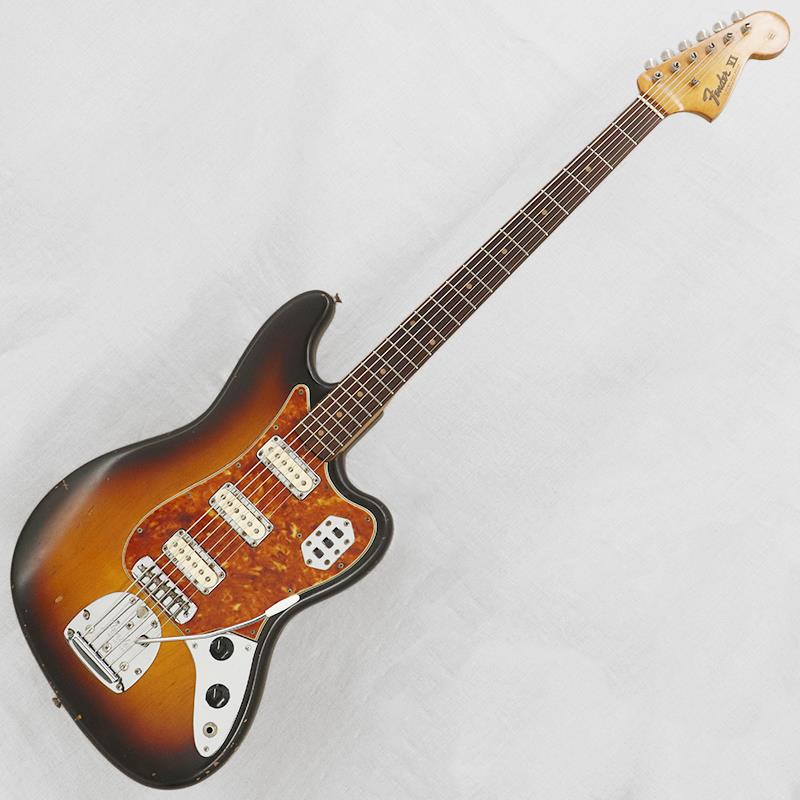 ■商品紹介Fender（フェンダー）社から1961年に発売された『Bass VI（ベースシックス）』は、30インチスケールにギターの1オクターブ下の基本チューニングで、バリトンギター的なアプローチとなっております。メイプルネック、ローズウッド指板、Jazzmaster（ジャズマスター）／Jaguar（ジャガー）と同じタイプのフローティングトレモロという基本仕様となります。発売当初はストラトキャスターに似たタイプのピックアップが搭載、各ピックアップのオン/オフスイッチが計3つという仕様でしたが、1963年頃ジャガータイプのピックアップに仕様変更に伴い、通称「Strangle Switch（ストラングルスイッチ）」と呼ばれるトーンスイッチが追加されました。世界的なレジェンドバンドの使用楽器のなかでも異彩を放つモデルですね。比較的有名曲で使用する映像が残っていますので、ファンの方にはおなじみのモデルでしょう。バランスのよい洗練されたルックスにより、ジャンルを問わず幅広いシーンで活躍するモデルです。実際ステージの姿を一瞬見ると、ベースに見えないルックスもインパクトがあります。今回入荷は1962年頃出荷の、スラブ貼りローズウッド指板に初期仕様ピックアップの貴重な1本です。【ボディ】全体重量は約4.15kg。ボディ材はアルダー。オールラッカーフィニッシュの3トーンサンバーストカラーは赤の部分が褪色し渋さを増しています。全体的にウェザーチェック、塗装面のくすみ、塗装剥げを伴う打痕、ボディバックのベルトバックルによる塗装剥げ、金属パーツのくすみ等使用感がみられ、ヴィンテージ楽器らしい素晴らしい雰囲気です。コントロールパネル止めねじがひとつ交換されています。【ネック】ネック材はメイプル。フィンガーボード材はスラブ貼り（平貼り）の素晴らしいローズウッド。ヘッドトップの程よい色焼けがヴィンテージらしい素敵な佇まいです。ネック裏の使用によるサラッとした手触り、金属パーツのくすみ等はみられますが、きれいなコンディションをキープしております。チューナーはクルーソンデラックスのベースVIバージョン、巻き具合の固さに少々バラつきはみられますがしっかりと機能します。ナットは交換済み、フレットはエンド付近に減りはあるものの、極端な音詰まり等はみられずプレイアビリティは良好です。ヘッド厚13.4mm。ナット幅39.6mm。細い幅ながらも厚みが感じられるネックシェイプが特徴です。【電装系】コントロールは、【ピックアップON-OFFスライドスイッチ／マスターボリューム／マスタートーン】となります。ピックアップは当時のベースVI用フラットポールピースをしっかりとキープ。ボリュームPOTは交換済みとなります。基本チューニングはギターの1オクターブダウンですのでベースと同様となりますが、30インチスケールならではの程よいテンション感と、初期フラットポールピースピックアップによる輪郭の明瞭なサウンドが魅力です。低音域はタイトで引き締まりつつも、きらびやかな倍音成分を豊かに含み、コードワークや単音フレーズでも音の分離が良好です。3基のピックアップを組み合わせることで、太くあたたかみのあるボトムから歯切れのよいサウンドまで幅広く、サーフミュージックやブリティッシュサウンドを思わせる独特の存在感をお楽しみいただけます。オーソドックスなエレキベースともバリトンギターとも異なるこのモデルならではの個性的なサウンドで、アイデア次第でさまざまなアプローチを楽しめるでしょう。※弦はBass VI専用をお選びください。付属品：Fenderリプレイスメントハードケース■仕様詳細Weight：4.15kgBody Material：Alder 2 pieceNeck Material／Scale Length：Maple 1 piece／760.0mm（30inch）Fingerboard／Fret Marker／Radius：Rosewood Flat laminate／Clay dot／184.15mm（7.25inch）Nut Width／Fret Size：39.6mm（replaced）／2.2mm， 21 FretNeck Thickness（1F／7F／12F）：20.5mm／23.7mm／25.3mmCapacitor：Sprague Red Dime 50VPickup：Fender Singlecoil Flat polepiece for Bass VI／（6.3kΩ／6.3kΩ／5.5kΩ）※ピックアップの直流抵抗値はコントロール部を通した計測となります-------Heartman Vintage Guitarsは池部楽器店のヴィンテージ・ギター＆ベースの専門店です-------検索キーワード：イケベカテゴリ_ベース_エレキベース_多弦ベース_Fender USA_Others_ユーズド SW_Fender USA_ユーズド JAN:2500030898755 登録日:2026/07/26 エレキベース フェンダー ふぇんだー フェンダーUSA FenderUSA