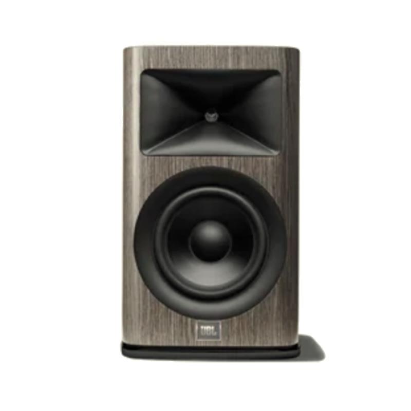 ■商品紹介【製品の特長】コンプレッションドライバー＆ホーンシステムは、JBL スピーカーを象徴する最もポピュラーなアイコンです。最新の スタジオモニタースピーカーに搭載されている革新技術、HDI（High Definition Imaging）ホーンの技術名称をそのままモデル名に冠するHDI Seriesは、JBLホームエンターテインメントスピーカーのメインアクトとして、確かな存在感を示します。 広い周波数帯域にわたって安定した指向性パターンをもつHDI ホーンは、不要な壁面反射を防ぎながら広いリスニングエリアを確保。ステレオイメージの再生に優位なスピーカーシステムです。 HDI-1600の低域ユニットには、先進のアルミ・マトリックスコーンを採用した165mm径のウーファーを搭載。 軽量かつ高剛性な素材特性を活かし、分割共振を極限まで抑えた、キレのあるダイナミックな低音域再生を実現。 駆動部前後に対称磁界を形成する新型SFG 磁気回 路を採用。大型フェライトマグネット、アルミスタビライザー、コッパーショートリングを組み合わせることで、高調波歪を大幅低減することに成功しました。 また、低歪のロングボイスコイル設計により大振幅が可能となったウーファーユニットは、高い耐久性と柔軟性を合わせ持つ「SBRフォームラバー・ハーフロールエッジ」によってストロークの直進性がサポートされます。 2ウェイ・スピーカーシステムにおいて、中高音域の再生は最も重要なファクターです。JBLプロフェッショナルチームが開発し、多くのスタジオモニタースピーカーに搭載されている「D2」ドライバーの技術を用いて、新たに開発されたコンプレッションドライバー「2410H-2」 が搭載されています。強力なネオジム・リングマグネットと、25mm 径Teonex製リングダイヤフラムを採用。軽量なダイヤフラムの断面をV 字成形加工することで、振動板としての剛性が格段に向上しています。またジェットノズルを彷彿とさせるアルミダイキャスト製センターコーンによって、25mm径から12.5mm径の開口部へ音響出力を集約するコンプレッション構造が、振幅を抑え歪みを低減。 音響特性に優れたドライバーユニットが単独で30kHzという超高域までのシグナル再生を担うため、聴感上の位相ズレが生じにくく、明瞭な定位感や立体感を再現します。●新開発コンプレッションドライバー「2410H-2」JBLプロフェッショナルが開発し、スタジオモニター「Model 4367」や「Model 4349」に搭載されているD2ドライバー技術から派生した、強力なネオジム・リングマグネットと1インチ（25mm）径Teonex製リングダイアフラムを用いた新開発コンプレッションドライバー「2410H-2」を採用●鮮明な立体音像イメージを創出するHDIホーン広い周波数帯域に渡って、水平方向100°×垂直方向80°の安定した指向性パターンを発揮するHDI(High Definition Imaging)ウェーブガイド技術がリスニングルームの影響を抑えながら広いリスニングスポットを提供●ダイナミックな低音域を再生する先進のアルミ・マトリックスコーン採用の低歪高出力ウーファー「JW165AL-12」振動板に軽量・高剛性のアルミ・マトリックスコーンを採用。分割振動を抑え、ダイナミックな低音再生を達成。またエッジには高い耐久性と柔軟性を併せ持つSBRフォームラバー・ハーフロールエッジを採用。良質な素材と最適化されたエッジ形状が優れたリニアリティと大振幅特性を発揮●ユニット幅いっぱいにバッフルを狭めたスリムな高剛性キャビネットキャビネットサイドへと自然につながるホーン開口部とウーファートリムリングにより突出を無くしたフラッシュサーフェース・マウントを採用し、コーナーを持たないラウンド形状とすることで輻射を防いだ先進のキャビネット構造。また内部にブレーシングによる綿密な補強を施すことで、強力なウーファーによるバックプレッシャーを寄せ付けない高い剛性を確保。さらに底板にはボトム・ベースボードを追加し、補強と共に床面への振動伝達を低減するなど徹底した不要振動対策を採用。●グレイオークリアルウッド仕上げ現代的な家具や内装にもマッチするモダンなグレーオークカラーを採用したリアルウッド仕上げ●スリップストリーム設計のツインポートリアポート型バスレフ方式を採用。キャビネット内外のポート開口部に大きなフレアを設け、大振幅時における大量の空気の流入出をスムーズにし、ポートチューニングを伴うQの急激な上昇を抑え、自然なバスレフ効果を生成。【製品の仕様】仕様一覧Enclosure TypeBass-reflex design with rear-firing portHigh Frequency Transducer1-inch (25mm) Teonex compression driverLow Frequency Transducer6.5-inch (165mm) black Advanced Aluminum Matrix cone， cast frame wooferCrossover Frequency1900HzSensitivity (2.83V @ 1M)85dBNominal Impedance4 OhmRecommended Amplifier Power15W ? 200WFrequency Response40Hz ? 30kHz (-6dB)Dimensions (H x W x D)14.57 x 9.06 x 11.375 (370.0 x 230 x 288.9mm)Net Weight21.96 lbs (9.96kg)Matching StandHDI-FSオーディオ仕様タイプ165 mm径 2ウェイブックシェルフ型低域ユニット165 mm径　アルミ・マトリックスコーン (JW165AL-12)高域ユニット25 mm径 Teonex(R)製Vシェイプ・リングダイアフラム・コンプレッションドライバー（2410H-2）+ HDI ? Xウェーブガイドホーン推奨アンプ15W〜200W公称インピーダンス4Ω出力音圧レベル（2.83V/1m）85dB周波数特性（-6dB）40Hz〜30kHzクロスオーバー周波数1.9kHz入力端子金メッキデュアル・バインディングポスト型エンクロージャー形式リアポート・バスレフ方式キャビネット仕上げグレイオークリアルウッド仕上げサイズ外形寸法（W×H×D）230 × 384 × 293 mm ※グリル/脚/突起物含む本体重量10 kg■同梱物HDI-1600 x 1， フィートパッド x 4， ジャンパー x 2， グリル、取扱説明書、保証書（2年）※ご購入いただいた製品を長く安心してご利用いただくため、 JBL国内サイトでの製品登録（無料）をおすすめしています。※詳細な製品仕様はメーカーサイトをご確認お願い致します。※ご使用前にご利用環境や動作状況などを予めご確認の上、ご購入をお願い致します。※商品の仕様、価格並びに付属品などは予告なく変更することがあります。#ジェービーエル#ジェイビーエル検索キーワード：イケベカテゴリ_レコーディング_モニタースピーカー_モニタースピーカー_JBL_新品 SW_JBL_新品 JAN:4968929068272 登録日:2026/07/14 モニタースピーカー スタジオモニター