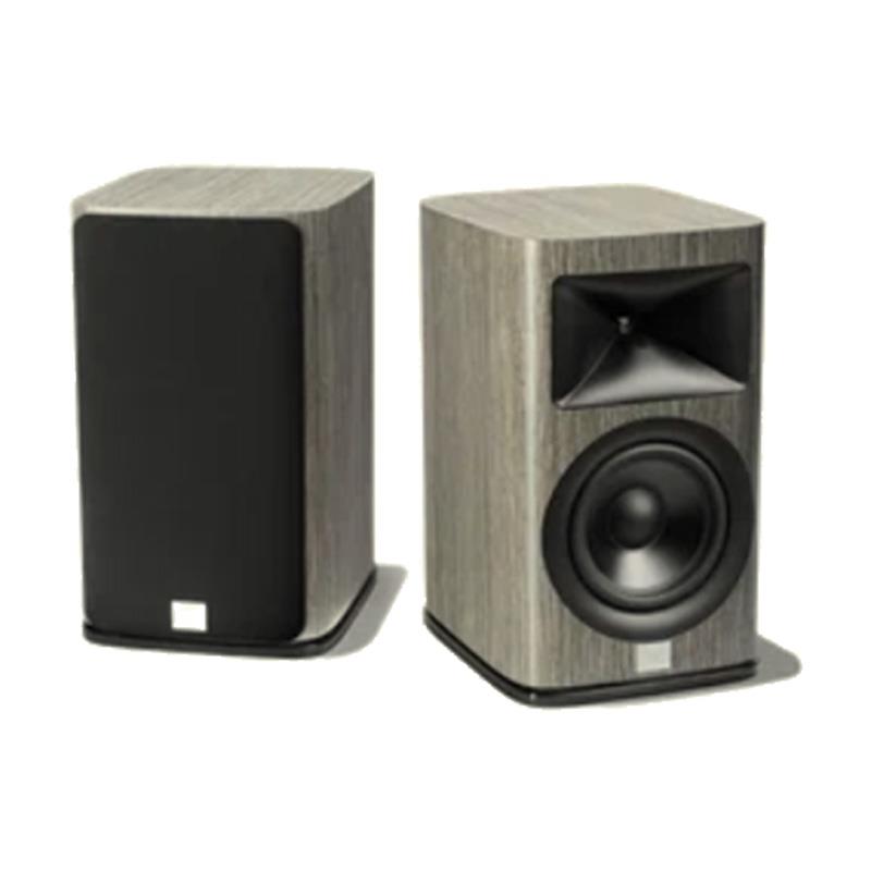 ■商品紹介【製品の特長】コンプレッションドライバー＆ホーンシステムは、JBL スピーカーを象徴する最もポピュラーなアイコンです。最新の スタジオモニタースピーカーに搭載されている革新技術、HDI（High Definition Imaging）ホーンの技術名称をそのままモデル名に冠するHDI Seriesは、JBLホームエンターテインメントスピーカーのメインアクトとして、確かな存在感を示します。 広い周波数帯域にわたって安定した指向性パターンをもつHDI ホーンは、不要な壁面反射を防ぎながら広いリスニングエリアを確保。ステレオイメージの再生に優位なスピーカーシステムです。 HDI-1600の低域ユニットには、先進のアルミ・マトリックスコーンを採用した165mm径のウーファーを搭載。 軽量かつ高剛性な素材特性を活かし、分割共振を極限まで抑えた、キレのあるダイナミックな低音域再生を実現。 駆動部前後に対称磁界を形成する新型SFG 磁気回 路を採用。大型フェライトマグネット、アルミスタビライザー、コッパーショートリングを組み合わせることで、高調波歪を大幅低減することに成功しました。 また、低歪のロングボイスコイル設計により大振幅が可能となったウーファーユニットは、高い耐久性と柔軟性を合わせ持つ「SBRフォームラバー・ハーフロールエッジ」によってストロークの直進性がサポートされます。 2ウェイ・スピーカーシステムにおいて、中高音域の再生は最も重要なファクターです。JBLプロフェッショナルチームが開発し、多くのスタジオモニタースピーカーに搭載されている「D2」ドライバーの技術を用いて、新たに開発されたコンプレッションドライバー「2410H-2」 が搭載されています。強力なネオジム・リングマグネットと、25mm 径Teonex製リングダイヤフラムを採用。軽量なダイヤフラムの断面をV 字成形加工することで、振動板としての剛性が格段に向上しています。またジェットノズルを彷彿とさせるアルミダイキャスト製センターコーンによって、25mm径から12.5mm径の開口部へ音響出力を集約するコンプレッション構造が、振幅を抑え歪みを低減。 音響特性に優れたドライバーユニットが単独で30kHzという超高域までのシグナル再生を担うため、聴感上の位相ズレが生じにくく、明瞭な定位感や立体感を再現します。●新開発コンプレッションドライバー「2410H-2」JBLプロフェッショナルが開発し、スタジオモニター「Model 4367」や「Model 4349」に搭載されているD2ドライバー技術から派生した、強力なネオジム・リングマグネットと1インチ（25mm）径Teonex製リングダイアフラムを用いた新開発コンプレッションドライバー「2410H-2」を採用●鮮明な立体音像イメージを創出するHDIホーン広い周波数帯域に渡って、水平方向100°×垂直方向80°の安定した指向性パターンを発揮するHDI(High Definition Imaging)ウェーブガイド技術がリスニングルームの影響を抑えながら広いリスニングスポットを提供●ダイナミックな低音域を再生する先進のアルミ・マトリックスコーン採用の低歪高出力ウーファー「JW165AL-12」振動板に軽量・高剛性のアルミ・マトリックスコーンを採用。分割振動を抑え、ダイナミックな低音再生を達成。またエッジには高い耐久性と柔軟性を併せ持つSBRフォームラバー・ハーフロールエッジを採用。良質な素材と最適化されたエッジ形状が優れたリニアリティと大振幅特性を発揮●ユニット幅いっぱいにバッフルを狭めたスリムな高剛性キャビネットキャビネットサイドへと自然につながるホーン開口部とウーファートリムリングにより突出を無くしたフラッシュサーフェース・マウントを採用し、コーナーを持たないラウンド形状とすることで輻射を防いだ先進のキャビネット構造。また内部にブレーシングによる綿密な補強を施すことで、強力なウーファーによるバックプレッシャーを寄せ付けない高い剛性を確保。さらに底板にはボトム・ベースボードを追加し、補強と共に床面への振動伝達を低減するなど徹底した不要振動対策を採用。●グレイオークリアルウッド仕上げ現代的な家具や内装にもマッチするモダンなグレーオークカラーを採用したリアルウッド仕上げ●スリップストリーム設計のツインポートリアポート型バスレフ方式を採用。キャビネット内外のポート開口部に大きなフレアを設け、大振幅時における大量の空気の流入出をスムーズにし、ポートチューニングを伴うQの急激な上昇を抑え、自然なバスレフ効果を生成。【製品の仕様】仕様一覧Enclosure TypeBass-reflex design with rear-firing portHigh Frequency Transducer1-inch (25mm) Teonex compression driverLow Frequency Transducer6.5-inch (165mm) black Advanced Aluminum Matrix cone， cast frame wooferCrossover Frequency1900HzSensitivity (2.83V @ 1M)85dBNominal Impedance4 OhmRecommended Amplifier Power15W ? 200WFrequency Response40Hz ? 30kHz (-6dB)Dimensions (H x W x D)14.57 x 9.06 x 11.375 (370.0 x 230 x 288.9mm)Net Weight21.96 lbs (9.96kg)Matching StandHDI-FSオーディオ仕様タイプ165 mm径 2ウェイブックシェルフ型低域ユニット165 mm径　アルミ・マトリックスコーン (JW165AL-12)高域ユニット25 mm径 Teonex(R)製Vシェイプ・リングダイアフラム・コンプレッションドライバー（2410H-2）+ HDI ? Xウェーブガイドホーン推奨アンプ15W〜200W公称インピーダンス4Ω出力音圧レベル（2.83V/1m）85dB周波数特性（-6dB）40Hz〜30kHzクロスオーバー周波数1.9kHz入力端子金メッキデュアル・バインディングポスト型エンクロージャー形式リアポート・バスレフ方式キャビネット仕上げグレイオークリアルウッド仕上げサイズ外形寸法（W×H×D）230 × 384 × 293 mm ※グリル/脚/突起物含む本体重量10 kg■同梱物HDI-1600 x 2， フィートパッド x 8， ジャンパー x 4， グリル x 2、取扱説明書 x 2、保証書（2年） x 2※ご購入いただいた製品を長く安心してご利用いただくため、 JBL国内サイトでの製品登録（無料）をおすすめしています。※詳細な製品仕様はメーカーサイトをご確認お願い致します。※ご使用前にご利用環境や動作状況などを予めご確認の上、ご購入をお願い致します。※商品の仕様、価格並びに付属品などは予告なく変更することがあります。#ジェービーエル#ジェイビーエル検索キーワード：イケベカテゴリ_レコーディング_モニタースピーカー_モニタースピーカー_JBL_新品 SW_JBL_新品 JAN:4968929068272 登録日:2026/07/14 モニタースピーカー スタジオモニター