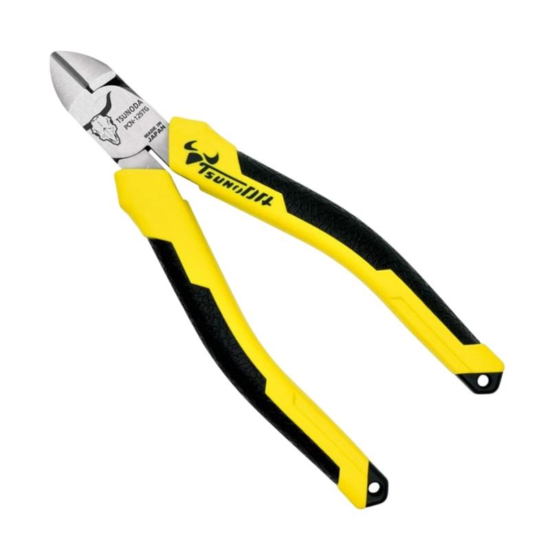 ■商品紹介ベース弦もラクラク！TSUNODA High-End modelSince 1964 TSUNODA史上、最上位。機能性・ファッション性・操作性を付加価値として持たせたその名に恥じないNewモデル登場。【偏芯テコ】パワフルに、ラクに、切断できる偏芯機能を搭載。従来製品よりも約30％の軽い力で切ることが可能となり、作業者の負担を軽減。【ハイエンドの証明】上位モデルにのみ刻印される「バッファロースカルロゴ」により工具とファッションの新たな融合を実現。切断能力/使用範囲(φmm)軟鉄線（針金) ：2.6軟銅線　 : 3.2ステンレレス線 : 1.6より線 ：5.5mm2※上記能力以上の対象物を切断しないでください。【特長】コーポレートカラーであるイエロー＆ブラックを基調としたTG（TSUNODA GLOBAL）モデル。滑りにくいテクスチャーグリップで、力が入れやすく高いホールド感を実現。安全な作業に欠かせないストラップホール付。電気工事の現場で活躍するプロ仕様ツール。長時間の作業負担を軽減する偏芯テコを標準装備。先端でも強力切断。こみあった場所でもしっかり切断可能。【仕様】全長（mm) :138頭部幅（mm) :16部厚（mm) :8柄幅（mm) :54刃長（mm) :16重量（g) :101日本製Made in Japan.検索キーワード：イケベカテゴリ_楽器アクセサリ_メンテナンス用品_工具_TSUNODA_新品 SW_TSUNODA_新品 JAN:4952269101706 登録日:2025/09/03 ツノダ 角田 つのだ