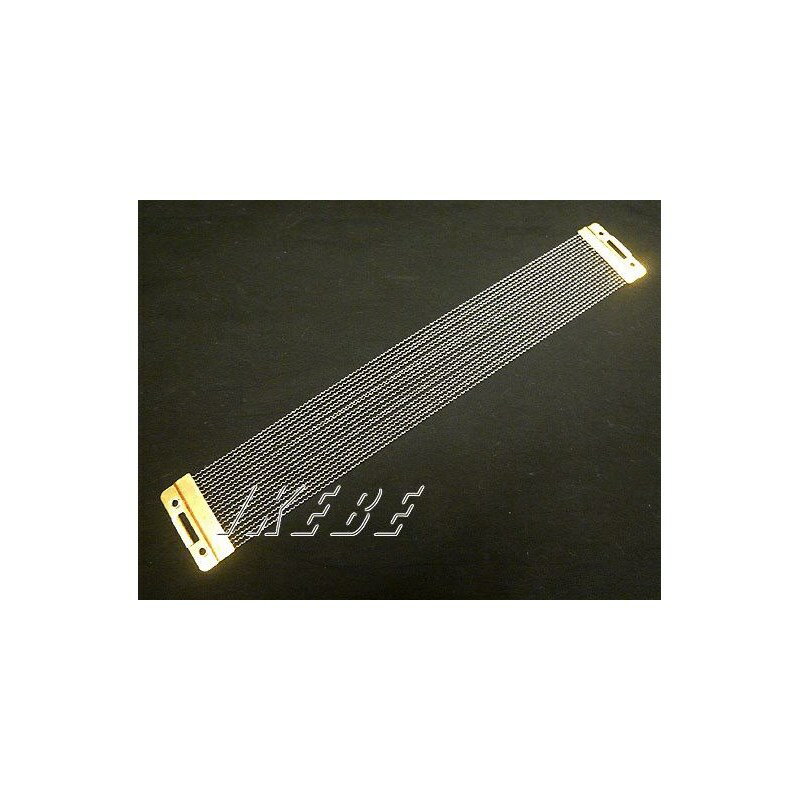 ■商品紹介〜カノウプススナッピー/Back Beat Snare Wire〜「スネアの音量が物足りない」「大音量でも埋もれないスナッピーサウンドが欲しい」などの要望に応えるスネアワイヤーの登場です。巻き数の多い鋼線（ワイヤー）を採用し、それを支えるエンドプレートを1mm厚で仕上げることにより、2拍4拍のバックビートをアグレッシブに引き立たせる音量感と、細かいフレージングに対する反応の良さを両立しました。 その特徴は誰の耳にも聴き取れるほど明確で、まさにスネアが「生まれ変わった」と感じるに違いありません。このDR（ドライ）フィニッシュのモデルは、強烈なアタック音を生み出すだけではなく、ゴーストノートの反応までも鋭いスネアワイヤーとなっております。ウッドシェルのスネアドラムに効果的です。 ●サイズ：14インチ●フィニッシュ：DR（ドライ）●本数：20本線●スネアワイヤー・ストリングス(CNC)付属検索キーワード：イケベカテゴリ_ドラム_その他ドラムアクセサリ_CANOPUS_新品 SW_CANOPUS_新品 JAN:4511239001196 登録日:2009/09/29 カノープス カノウプス