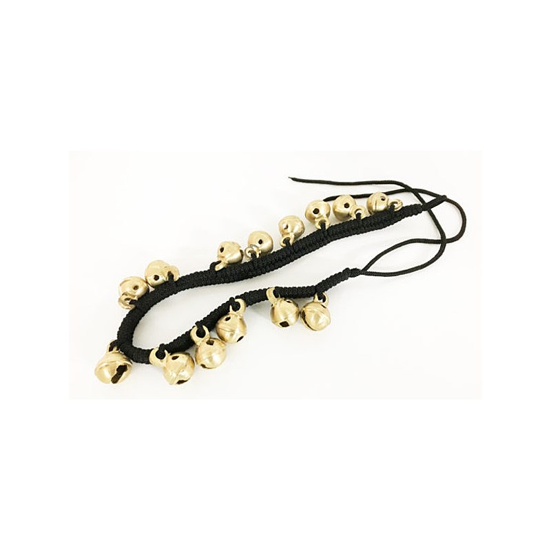 ■商品紹介☆サウンドキング/ブロンズベル - ロング☆【美しい鈴の音で人気のブロンズ・ベルに鈴の数を増やした、ロング・バージョンが登場！】さまざまな民族楽器や小物パーカッションのブランド、サウンドキングのブロンズ・ベル。柔らかく美しい音色のブロンズ製ベルが取り付けられた紐を、腕や足に巻きつけることにより音を鳴らすもので、カホンやジャンベなどを演奏しながらの、プラスアルファのエフェクトサウンドとしてお使いいただけます。こちらは、通常モデルよりも長い、ロングタイプとなっております。※紐部分のカラーは異なる場合がございます。ご指定はいただけませんのでご了承下さい。検索キーワード：イケベカテゴリ_パーカッション_ベル_Sound King_新品 SW_Sound King_新品 JAN:4560259053173 登録日:2019/03/14 パーカッション サウンドキング