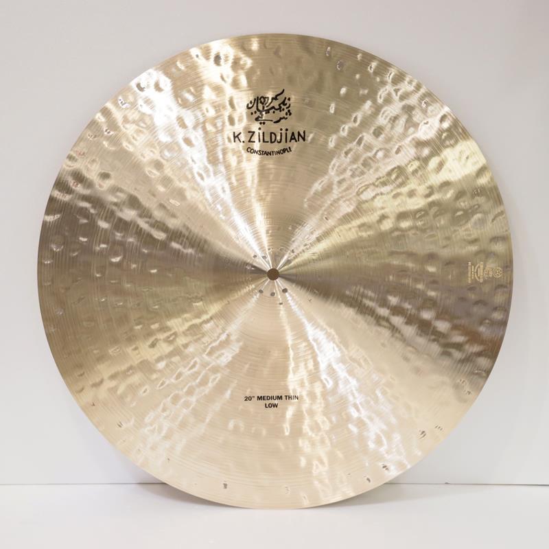 ■商品紹介＜K Constantinople＞蘇るクラシックKサウンド、その比類なき表現力。ワイルドグループ・レイジング、ランダム＆エキストラ・ハンマリングが生む深い響きはジルジャン・シークレット・アロイの芸術性の高さの証明。＜Medium Thin Ride Low＞ミディアムシンウエイトでクラッシュ時の適度なたわみと音の広がりを持つ。スティック音はクリアー、ローピッチ。サイズ：20インチウェイト（実測値）：約1905g※店頭にて試打を解禁しております為、細かな傷や打痕などが発生する場合がございます。予めご了承ください。検索キーワード：イケベカテゴリ_ドラム_シンバル_ライド_Zildjian_K Constantinople_アウトレット SW_Zildjian_アウトレット JAN:0642388188873 登録日:2026/06/29 シンバル ジルジャン Kコンスタンチノープル