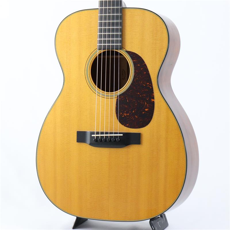 ■商品紹介2019年製「00-18」の中古品が入荷いたしました。スタンダードシリーズとして復活を遂げた本モデルは、かつてヴィンテージシリーズで高い人気を誇った「00-18」のエッセンスを受け継ぎつつ、現代的な仕様で再登場した一本です。スモールボディならではのクリアで透明感のあるトーン、タイトで引き締まったサウンドは、大型ギターでは味わえない魅力。レスポンスの良さにも優れており、特にフィンガーピッキングを好むプレイヤーから高い支持を得ています。取り回しの良さから、小柄な方にもおすすめのモデルです。スキャロップドXブレーシングにより軽やかなピッキングレスポンスを実現。マホガニー材（サイド＆バック）の温かみのある中域と、心地よいサスティーンが特徴で、フィンガースタイルにおいて非常にバランスの取れたサウンドを楽しめます。【コンディション】入荷時にバインディング剥がれおよびハイ起き症状が見られたため、フレットすり合わせ調整、バインディング?がれ接着を実施しております。フレットには擦り合わせの為、新品時と比べると減っておりますが、上面は整えられており、演奏性は良好です。サウンドはレンジ感があり、メロウなフィンガースタイルに最適。ピックによるストロークでは、マホガニーの煌びやかさとシトカスプルーストップの張りのある響きが加わり、幅広いプレイスタイルに対応します。是非ご検討ください！ハードケース付属■仕様詳細●Top...Sitka Spruce●Back and Sides...Mahogany●Neck...Select Hardwood●Nut Width...1 3/4''●Fingerboard...Ebony●Bridge...Ebony●Scale Length...24.9●Pickups...noneハードケース付属。検索キーワード：イケベカテゴリ_アコースティック・エレアコギター_アコースティックギター_MARTIN_00 (ダブル・オー)_ユーズド SW_MARTIN_ユーズド JAN:2500020733295 登録日:2026/03/27 アコースティックギター アコギ マーチン マーティン
