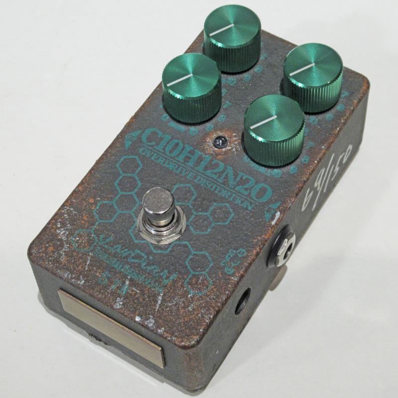 ■商品紹介150台限定生産の特別モデルが中古入荷!!2017年に生まれたペダルブランド KarDiaN はこのたび5周年を迎えます。そんな今年はアニバーサリーの数字である「5」にちなんだペダルを製作いたします。「5」と言えば皆さん何を思い浮かべるでしょうか？もちろん Ibanez TS5 Tube Screamer しかありませんよね。ということで、 KarDiaN 5th Anniversary を記念してこの黒と緑に彩られた愛らしいペダルを再構築させていただきます。KarDiaN には元々 Tube Screamer をリファレンスに開発した Serotonin / セロトニン がリリースされています。今回はこれをベースに北田が所有する Ibanez TS5 Tube Screamer の実機を独自に解釈しオリジナル設計 Serotonin 5th を製作いたしました。TS5には無い2EQによるトーンスタックは勿論、TS5の特徴であるハイゲインTube Screamerを更にプッシュした、エクストリームハイゲインペダルとなっています。＜中古品保証　：　お買い上げより3ヶ月間（消耗品を除く）＞＜状態　：　細かなキズあり　使用に問題なし＞＜付属品　：箱＞検索キーワード：イケベカテゴリ_エフェクター_ギター用エフェクター_歪み系_オーバードライブ_KarDiaN_ユーズド SW_KarDiaN_ユーズド JAN:2500070852694 登録日:2026/03/02 エフェクター コンパクトエフェクター ストンプボックス