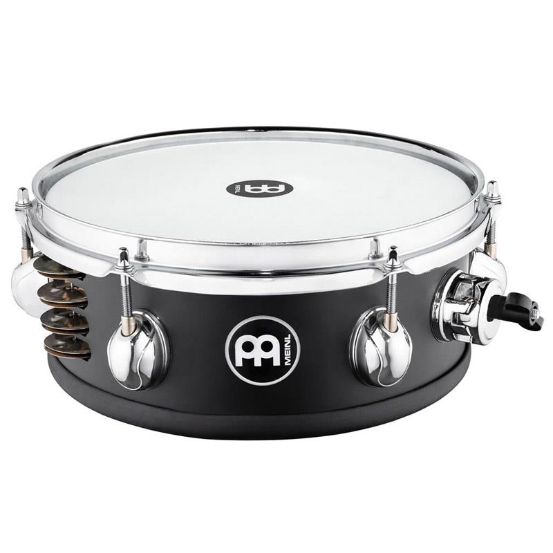 ■商品紹介【MEINL Percussionより、コンパクトサイズのスネアドラムが登場！】MPJS [Compact Jingle Snare Drum 10'']口径10インチ×深さ4.5インチで、ヘッドは打面側のみ、シェルサイドにはステンレス製の4連ジングルが3箇所/12組セッティングされた仕様のスネアドラムで、明るくクリアな音色にタンバリンが重なったようなサウンドを生み出します。スネアワイヤは、打面裏へつくように取り付けられており、ノブでの調整が可能です。パーカッション用や一部ブランドのタムロッドにセッティング可能なブラケットが付属しています。Size ：10'' x 4.5''Shell：MapleColor：Black MatteHoops：2mm Triple Flanged Steel Drum Hoop(6-hole)Stainless Steel Jingles for Tambourine effectAdjustable snarewire responseBracket for percussion rods or small tom arms※チューニングキーは別売りです検索キーワード：イケベカテゴリ_ドラム_スネアドラム_MEINL_Classics Custom Dual_新品 SW_MEINL_新品 JAN:0842960150148 登録日:2026/08/24 シンバル マイネル クラシック
