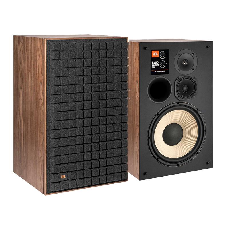 ■商品紹介【製品の特長】JBL L-Classic MkIIは、 世界的なヒットモデルとなっている L-Classicシリーズ に、後続の特別仕様モデル 『 L100 Classic-75』 や 『 L Classic BG』 モデル に搭載されたプレミアムな装備を施した、 アップグレードモデルです。 伝統のウォールナット天然木仕上げや、 3色のQuadrexフォームのグリルはそのままに、搭載されるすべてのユニットとネットワークを一新。 バイワイヤリング対応端子を装着した、ハイグレードな仕様となっています。●好評のL-Classicシリーズ 共通のウォールナット天然木突板仕上げと、3色のQuadrexフォームグリル●デュアルダンパー設計を採り入れ歪みの低減を果たした改良型の300mm径ピュアパルプ・ホワイトコーンウーファー●基板と素子をアップグレード。 LF/HFのグランド 回路を分離することで バイワイヤリング接続 /パッシブバイアンプ駆動に対応した新設計ネットワークと金メッキ・デュアルターミナルを装備●125 mm 径ポリマーコーティングピュアパルプコーン・ミッドレンジ (JM125PC-8)●MFおよびHFドライバー用アッテネーター●25 mm 径ピュアチタンドームツイーター (JT025Ti2-4)●サテンウォールナットの天然木突板仕上げを施したキャビネット【製品の仕様】スピーカータイプ300mm径 3ウェイ・ブックシェルフ型スピーカー低域用スピーカーデュアルダンパー構造を採用した 300mm径ピュアパルプ・ホワイトコーン・アルミダイキャストフレームウーファー (JW300SW-8)中域用スピーカー125 mm径ポリマーコーティング・ピュアパルプコーン・ミッドレンジドライバー (JM125PC-8)高域用スピーカー専用設計の音響レンズとウェーブガイドを搭載した25 mm径ピュアチタンドームツイーター (JT025Ti2-4)推奨アンプ出力25 - 200 W RMSインピーダンス4Ω出力音圧レベル(2.83V/1m)90dB周波数特性40Hz-40kHz (-6dB)クロスオーバー周波数450Hz、3.5kHz仕上げブラック、オレンジ、またはブルーから選択できる Quadrex発泡グリル付き、純正ウォールナット化粧板のエンクロージャー外形寸法（高さx幅x奥行）643mm x 390mm x 365mmコントロールMFおよびHFドライバー用アッテネーターコネクタタイプバイワイヤー接続/パッシブバイアンプ駆動に対応する金メッキ・バインディングポスト型デュアルターミナル本体重量28.6kg (グリル装着時)梱包重量33.1kg梱包スピーカー数1本専用スピーカースタンド高さ180mm■同梱物L100 Classic MkII エディション・ラウドスピーカー x2Quadrex フォームグリル x2クイックスタートガイド x2※ご購入いただいた製品を長く安心してご利用いただくため、 JBL国内サイトでの製品登録（無料）をおすすめしています。※詳細な製品仕様はメーカーサイトをご確認お願い致します。※ご使用前にご利用環境や動作状況などを予めご確認の上、ご購入をお願い致します。※商品の仕様、価格並びに付属品などは予告なく変更することがあります。#ジェービーエル#ジェイビーエル検索キーワード：イケベカテゴリ_レコーディング_モニタースピーカー_モニタースピーカー_JBL_新品 SW_JBL_新品 JAN:4968929217786 登録日:2026/07/14 モニタースピーカー スタジオモニター