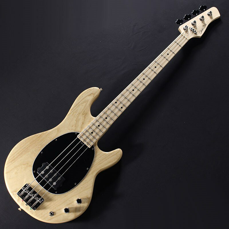 ■商品紹介プレイヤーが伝えたい音を自在に表現するファンクベース。お店で手に取った楽器がプロの現場でそのまま使える演奏性と信頼性、そして、その楽器を手の届きやすい価格で提供するという、コンセプトを掲げ立ち上げられた「スリードッツギターズ」。こちらは70 年代後期にミラーボールと共に世の中を巨大な渦で巻きこんだファンクミュージックから、現代のミニマルファンクミュージックまで、「トーン」と「プレイヤーの演奏性」を兼ね備えた ファンク ベースを誕生させるべく開発された「FB」です。工房に深く関わるベーシスト、Tak斉藤氏と日本を代表するルシアー菊地嘉幸氏の監修による当機。クラシカルなコンター無しボディながら、取り回しのしやすさを考慮し、わずかに小振りなディンキーシェイプを採用。またネックジョイント部にヒールカットを施す事によりハイポジションへのアプローチのしやすさなど、無理なフォームになる事無く弾きやすくデザインされたボディ形状や、フラットトップボディと組み合されるPナット幅のネックと相まって、演奏性の高さだけでなく、力強いパンチと豊かな鳴りを見事に両立しています。このモデルの為に開発されたオリジナルのピックアップは、70年代当時のあの音を感じさせるような、ヴィンテージライクなサウンドを醸し出しながらも、広いレンジ感を確保するために出力を抑えピークを中域に寄せ、音の分離も良くなるようにピックアップチューニングが施され、ピッキングのタッチやフィンガリングのニュアンスを余すことなく再生してくれます。そのトーンの変化、プレイヤーが伝えたい感情をそのまま表現するために パッシブで仕上げている点もブランドの強い拘りを感じさせます。そして、デフォルトでパラレル（並列）接続、Push/PullトーンポットをPullするとシリーズ（直列）接続切り替えが可能となっており、分離の良さを犠牲にすることなく、出力が倍増しパワフルでパンチのあるサウンドも選べるなど、パッシブながらサウンドコントロールも多彩となっています。奇をてらったユニークな仕様ではなく、シンプルなパッシブスタイルに一貫したブランドの強いこだわりを感じさせます。一般的なヴィンテージリイシュとは一線を画す太いサウンドや、驚異的なコストパフォーマンスを含め、プレイヤー向けの実践的なモデルとして今後大きな存在感を放つブランド/モデルとなることは確実でしょう。世界に誇る国産モデルのクオリティを是非、ご体験ください。Three Dots、三つのドットの由来・playability=優れた演奏性・reliability=信頼性・affordability=値頃感※With/Gig Case■Weight: ≒3.45kg■S/N: #T913■仕様詳細【Specifications】■Body Wood: Ash 2-Piece■Body Shape: Full original custom FB■Neck Wood: Maple■Scale: 864mm■Fingerboard Radius: 305R■Fingerboard: Maple■Nut Material: TUSQ■Nut Width: 42mm■Frets: DHP24H■Bridge: Vintage Style 20mm■Tuning Machines: Hipshot License Ultra-Light (1st Lot x 60pcs: Gotoh GB-528S)■Pickup: Original FB Custom■Control: Volume / Tone■Color: Natural■Pickguard Color: Black 3-Ply■Finish: Polyester■String: D’Addario .045 ? .105検索キーワード：イケベカテゴリ_ベース_エレキベース_MMタイプ_Three Dots Guitars_新品 SW_Three Dots Guitars_新品 JAN:4571220089213 登録日:2025/04/05 エレキベース スリードット 3Dot 3Dots スリードッツ