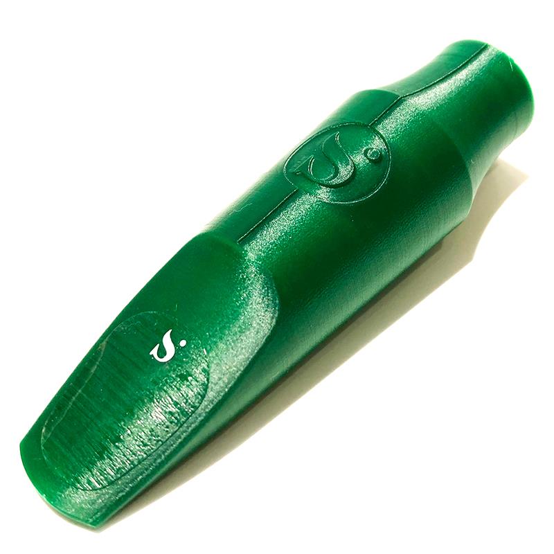 ■商品紹介// Syos Tenor Sax mouthpiece - Max Ionata Signature //マックス・イオナータシグネチャーは、中程度の低ステップのバッフルと小さなチャンバーが付いています。広がりがありながらも、暖かく集中力のあるサウンドに最適です。ご本人の使用オープニングは「8」です。「初めて Syos のマウスピースを吹いたとき、3D プリントされたマウスピースがこれほどうまく演奏できるとは想像していなかったのでかなり懐疑的でした。私たちは私と私のホーンに最適なマウスピースを作るために努力しました。この作品のおかげで、頭の中で考えているすべての音を演奏できるようになり、ついに人生で初めて音楽を演奏することだけを考えることができるようになりました!」- Ionata氏コメント。【Max Ionnata氏プロフィール】イタリアのジャズサックス奏者。1972年生まれ。彼は現代ジャズ シーンにおけるイタリアの主要なサックス奏者の一人とみなされています。わずか数年の間に、彼は批評家や聴衆から高く評価され、イタリア国内外で成功を収めてきました。国内外のアーティストとの 70 以上のレコーディング作品を出版しており、世界中で非常に高く評価されています。彼はいくつかのプロジェクトのリーダーであり、有名なアーティストと恒久的にコラボレーションしています。彼は世界中の最も人気のあるジャズクラブやフェスティバルで演奏しており、多くの偉大なミュージシャンたちと共演しています。伝統的なテナーサウンドに現代の感覚が融合し、心地良い渋みと色気を伴った演奏スタイル。来日ツアーも多く、世界で指折りのサックスプレイヤーの一人です。【Syosとは】Syos は Shape Your Own Sound の略で、直訳は【独自のサウンドを創る】。プレイヤーが求めるサウンドに少しでも近づけるサポートをしたい、という意思がブランドの名前に込められています。Syosのマウスピースは、2016 年にフランス・パリで誕生しました。管楽器音響の専門家である Pauline と聴覚知覚の専門家である Maxime が出会い、Syosマウスピースのコンセプトが生まれました。マウスピースにとって重要な要素である内部形状。バッフルの形状と長さ、チャンバーの形状とサイズ、マウスピースの開き、フェイシングカーブなど…。それらを3Dプリンタを用いて1/100 ミリメートルの精度で調整します。その積み重ねにより各パラメーターの影響を研究しデータ化。奏者が望むサウンドを正確に得られるマウスピースの生産に成功しました■仕様詳細■オープニング「8」(2.79mm)…オットーリンク8、ベルグラーセン110、デュコフD7〜D8中間相当（あくまで目安とお考え下さい）■仕様・Step Baffle・Small chamber・Brightness：3.5/10・Power：6.5/10■材質：ABS樹脂■型番：SYOS-TS-MI8/FGN■カラー：フォレストグリーン■付属品：外箱、巾着袋　※リガチャー・キャップ別売検索キーワード：イケベカテゴリ_管楽器・吹奏楽器_サックス用アクセサリ_マウスピース_テナーサックス用_Syos_新品 SW_Syos_新品 JAN:3701467594985 登録日:2026/02/19 マウスピース サイオス SYOS
