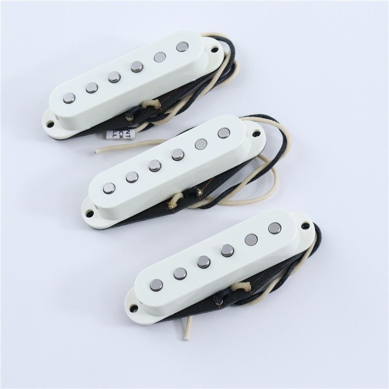 ■商品紹介Vintage Hot TALL-G Set　正規輸入品　1956年から65年頃までのPRE CBSサウンドをシュミレ−トしています。ポ−ルピ−スは通常のランダムとなっています。センタ−PUはリバ−スです。TALL-Dに比べ少しブライトなこのピックアップはロ−ズ系の指板とグッドマッチし、ブラックフェイス・フェンダ−とのコンビネ−ションはまさにスクリ−マ−といえるでしょう。とくにデラックス・アンプとではその6V6GTと反応し、サウンドはあなたにト−クバックすることでしょう。Wire : 42-Gauge Heavy Formvar WireMagnet : USA-Made Alnico V MagnetsDCR : Neck & Middle : 6.0kΩ/Bridge : 6.8kΩ検索キーワード：イケベカテゴリ_楽器アクセサリ_ピックアップ_エレキギター用ピックアップ_Lindy Fralin_新品 SW_Lindy Fralin_新品 JAN:4580228408360 登録日:2026/05/09 ピックアップ