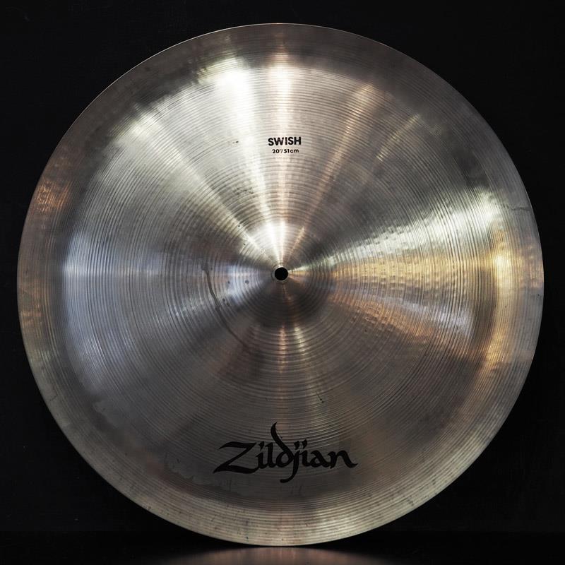 ■商品紹介【Aジルジャン・スウィッシュ20インチの中古品が入荷致しました！】＜A Zildjian＞ベートーベンからビートルズまで、音楽の歴史と共に歩んできた全てのシンバルの基本、世界で最も愛されるオリジナルジルジャンシンバル。ハイハット・ライド・クラッシュなどのシンバルの呼び名も、このAジルジャンシンバルにネーミングされ現在に至る。まさにコンテンポラリー・ドラミングの歴史そのものがここにある。＜Swish＞「チャイナ」よりも若干厚手のウエイトと丸いカップ部、浅い反り返しを持つ構造で、レガートのバリエーションとして鮮明でノイズ感のあるトップシンバルとして、またはパワフルなチャイナシンバルとしてもご使用頂けます。こちらは重量が若干軽めの個体で、スティック音はやや甘めでレスポンスが良く、華やかな鳴りが豊かに得られます。ソフトなショットでもクラッシュサウンドを容易に引き出すことができ、綺麗な発音をしてくれるので雑味の少ない爽快なサウンドです。パワフルなチャイナシンバルとしても十分にご使用いただけます。サイズ：20インチ※中古品のためキズや汚れ、サビや打痕等ございます。予めご了承くださいませ。検索キーワード：イケベカテゴリ_ドラム_シンバル_チャイナシンバル_Zildjian_A Zildjian_ユーズド SW_Zildjian_ユーズド JAN:2500190064571 登録日:2026/06/29 シンバル ジルジャン Aジルジャン