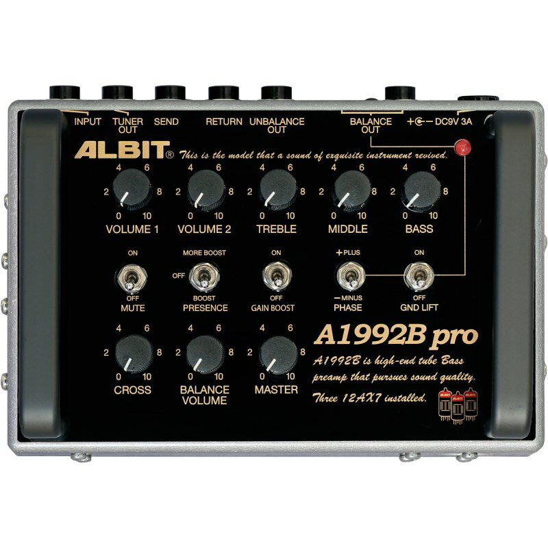 ■商品紹介ALBITより往年の名機1992 SUPER BASSタイプのベース用プリアンプが登場！12AX7を3本搭載し、ヴィンテージアンプの基本的なサウンドはそのままに、配線の大半をハンドワイヤードによるポイント・トゥ・ポイントで組み上げ、更に現代的なプリアンプとしての使い勝手を求め、ゲインブースト・エフェクトループ・アンバランスアウト・ライントランスを採用したバランスアウトなど装備しています。また、電源を一般的なDC9Vに変更し（従来同様、真空管は高電圧で駆動）、電源面での利便性が向上しました。■仕様詳細電源:DC9V 3A（電源アダプター付属）真空管:12AX7×3（選別品）コントロール:VOLUME1・VOLUME2・TREBLE・MIDDLE・BASS・CROSS・BALANCE VOLUME・MASTERスイッチ:MUTE・PRESENCE・GAIN BOOST ・PHASE・GND LIFT端子:INPUT・TUNER OUT・SEND・RETURN・UNBALANCE OUT・BALANCE OUT（XLR・フォーン）・DC9V 3A外形寸法:182mm（W）×128mm（D）×80mm（H）重量:875g付属品:電源アダプター・取扱説明書・保証書検索キーワード：イケベカテゴリ_エフェクター_ベース用エフェクター_ベース用プリアンプ・EQ・DI_ALBIT_新品 SW_ALBIT_新品 JAN:4560179400835 登録日:2020/09/09 プリアンプ アルビット