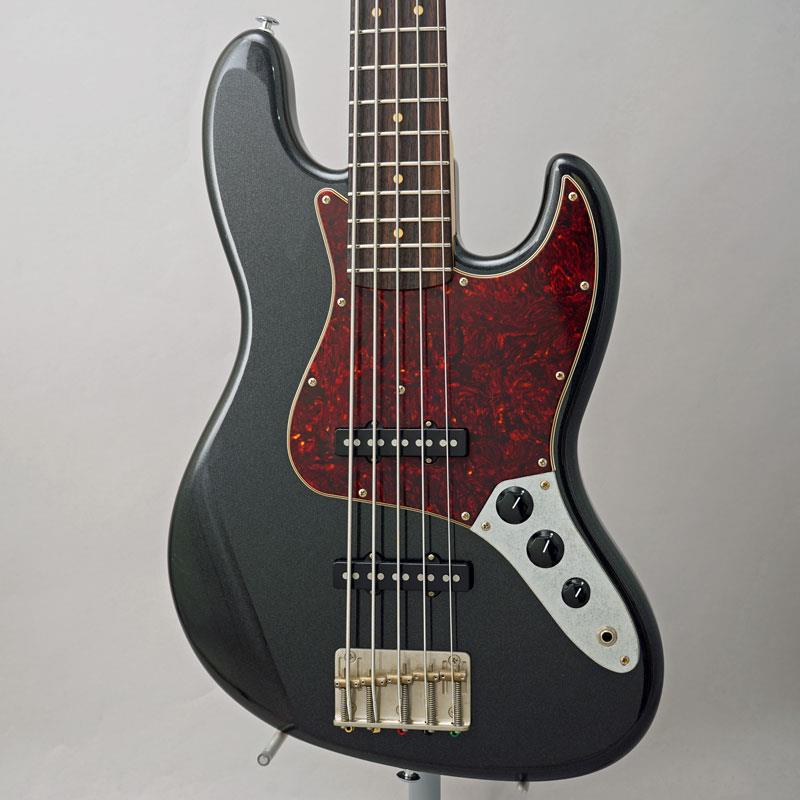 ■商品紹介当店看板ブランド「BLACK SMOKER」、ラッカー＆エイジドフィニッシュのトラッドマスターシリーズ多くのブランドが連なる楽器製造の聖地、長野県の工房BLACK CLOUDによるハンドメイドブランド「BLACK SMOKER」。サウンド/演奏性/ルックスともにハイセンス＆ハイクオリティで既に多数のプロミュージシャンの間で話題のこちらのブランド、数々のメーカーやモデルの設計/製造に関わってきた代表 黒岩氏と、それを共にクリエイトする若きビルダー柳澤氏、国産老舗ブランドにて腕を振るってきたビルダー板坂氏の三人による注目ブランドです。既に高い評価、人気を得ている「Trad Master」シリーズ。ブランドを真価が堪能できるシンプルかつスタンダードな王道スペックの5弦モデルに、ラッカー塗装&エイジド加工を施したヴィンテージテイストに仕上げたモデルです。本機はアルダーボディ、メイプルネック、ローズ指板を基本とした定番スペックを採用。シンプルなスペックながら、そのマテリアルが厳選を重ねたものであることは、一音を鳴らせばすぐに分かるはず。パッシブ楽器にしてローBまでバランス良くしっかりと鳴らしきるクオリティは国産ブランドの最高峰と呼んでも過言ではありません。演奏性を重視し細めに仕上げられつつも、サウンドの芯を失わないネックシェイプや、このシリーズの為にパワーを調整された、ボディの鳴りをしっかりと再現しつつふくよかなサウンドを放つオリジナルPU、ストレス無く演奏できるスムーズなセットアップ等、とくかく楽器そのものの「作りの良さ」がストレートに伝わるベースです。豊かな鳴りを持ちつつも、過度なピーク感は無く、セッティングや奏法によりジャンルやサウンドを選ばずどんな演奏にも対応可能な一本に仕上がっています。センスの良さ抜群のエイジド加工が施されたラッカー塗装によるフィニッシュや、PU同様このシリーズ用に変更されたエイジドパーツ、ヴィンテージスタイルのブリッジ等も、ルックスのみならずより太く存在感のあるサウンドに大きく貢献しています。また、ルックス面においては、チャコールフロストの渋いボディに茶鼈甲ピックガードをくみあわせ、軽い加工に収めたエイジドフィニッシュを採用、定番カラーながらもしっかり個性を持った、他には無い1本となっております。エイジド加工によるヴィンテージライクなルックスを誇りながらも、プレイヤビリティや音圧はしっかりとブランドの矜持を感じさせる作りになっている点はさすがの一言。「もしヴィンテージのローB5弦が存在したら」という理想を非常に高いレベルで実現させた、心からお勧めできる素晴らしいベースです。ハンドメイドによる限られた生産本数もあり、注目の高いブランドながら、流通量は極少数となります。プレイヤビリティ、サウンドともにプロが認めるこのベース、既にシーンに大きくその名を轟かせているそのクオリティを是非お試し下さい。■仕様詳細Body: AlderNeck: MapleFingerboard: Indian RosewoodNeck Shape: C ShapeScale: 864scale/20FNut/Width: Bone/48mmFrets: Medium Jumbo NSRadius: 305RHW Color: Chrome&NickelMachineheads: GOTOH GB528Bridge: GOTOH 205B-5-BCPickguard: 4-Ply Brown TortoiseshellPickups: BLACK SMORKERElectronics: Vol×2，Tone with Push/Pull SW(Series/Parallel)Neck Finish: LacquerBody Finish: LacquerColor: Charcoal Frost Metallicギグケース付属検索キーワード：イケベカテゴリ_ベース_エレキベース_多弦ベース_BLACK SMOKER_新品 SW_BLACK SMOKER_新品 JAN:4515731065182 登録日:2026/02/07 エレキベース ブラックスモーカー ブラッククラウド BlackCloud