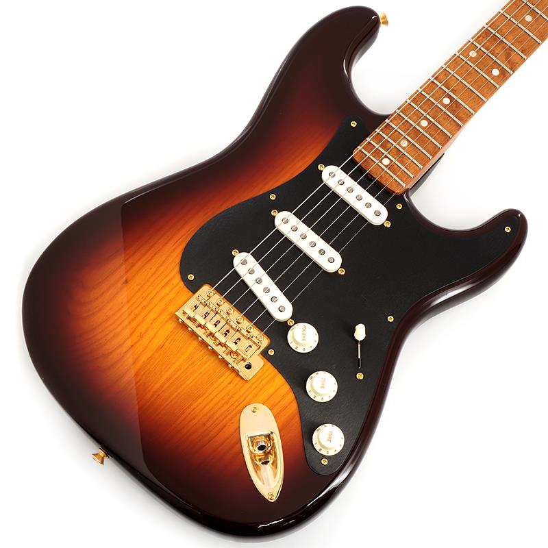 ■商品紹介印象的なフィニッシュと現代的な特徴を備えたAmerican Custom Stratocaster NOSは、美しいだけでなく、プレイヤーフレンドリーな仕様とフェンダーの伝統的なスタイリングを備えたモデルです。NOSラッカーでフィニッシュされた厳選された2ピースアッシュボディと、2Aクオリティのワンピースローステッドバーズアイメイプルネックを採用して丹念に作られたこのストラトキャスターは、カスタムショップの真髄とも言えるモダンな楽器です。Custom Shop Hand-Wound Dual-Magピックアップ、Fat '50s 1/2 Blender Stratワイヤリング、Custom Shop製ヴィンテージシンクロナイズドトレモロなど、このギターの細部に至るまで吟味された全てのディテールは、トーンを際立たせ、パフォーマンスを向上させます。ブラックアノダイズドピックガードとゴールドハードウェアを組み合わせたAged White Blondeフィニッシュは、時代を超越した美しさを持つ、息を呑むような楽器にまとめ上げています。その他、54年スタイルのSoft Vネックシェイプ、コンター加工が施されたヒール、21本のジャンボ（6100）フレットを採用した9.5?12インチのコンパウンドラジアス指板、5ウェイスイッチング、ホワイトパーロイドボタンのヴィンテージスタイルチューニングマシン、ボーンナット、トールメタルスペーサー付きウィングストリングツリーなど、プレミアムな仕様を備えています。デラックスハードシェルケース、ストラップ、正規製品保証書が付属致します。Weight≒3.53kg※本商品はヘッド部に打痕傷が御座います為、1本限りの特価品となります。その他外観面に関しましても保証対象外となります事、予めご了承ください。■仕様詳細SPECBody: 2-Piece Select AshBody Finish: WLS UndercoatNeck: 1-Piece 2A Roasted Birdseye Maple， 1959 DNeck Finish:Nitrocellulose LacquerFingerboard: 1-Piece Roasted 2A Birdseye Maple Neck， 9.5 to 12 Compound RadiusNut: Bone， 1.65 inch(41.91mm)Frets: 21F， Jumbo (6100)Tuners: Vintage-Style with Fender Logo， White Pearl ButtonsPickups: Custom Shop Hand-Wound Dual-Mag II Strat (Neck)，Custom Shop Hand-Wound RWRP Dual-Mag II Strat (Middle)， Custom Shop Hand-Wound Dual-Mag II Strat (Bridge)Pickguard: 1-Ply Black Anodized AluminumSwitch: 5-WayControls: Master Volume， Master ToneBridge: 6-Saddle Vintage-Style Synchronized Tremolo with Bent Steel SaddlesCase: Hard Case検索キーワード：イケベカテゴリ_エレキギター_STタイプ_Fender Custom Shop_Custom Built Stratocaster_アウトレット SW_Fender Custom Shop_アウトレット JAN:0717669958374 登録日:2025/10/12 エレキギター フェンダー ふぇんだー フェンダーカスタムショップ ストラト ストラトキャスター