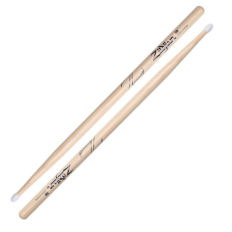 ■商品紹介[Hickory Series 5B / Nylon Tip / Natural Finish]5Aより少し太めのグリップとナイロン製のティアドロップ型のチップを採用し、しっかりとしたバックビートと音量が得られ、ジャンルを問わず、様々なドラマーに愛用されているモデルです。材質：ヒッコリー全長：406mm径：15.2mmチップ：ホワイト・ナイロンフィニッシュ：ナチュラル検索キーワード：イケベカテゴリ_ドラム_スティック_Zildjian_新品 SW_Zildjian_新品 JAN:0642388317426 登録日:2018/06/16 スティック ドラムスティック ジルジャン