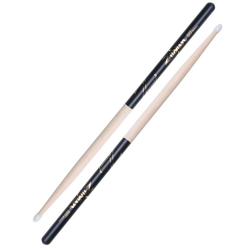 ■商品紹介[Hickory Series 5A / Nylon Tip / Natural Finish / Black DIP]＜5A Nylon Tip＞最もポピュラーなモデルの1つで、ナイロン製の大きめの楕円形チップを採用。ジャンルを問わずオールラウンドに使えます。＜DIP＞スティックの後ろ半分：グリップ部にラバー加工。適度にやわらかでグリップ力があり、スティックサウンドにも影響を及ぼします。材質：ヒッコリー全長：406mm径：14.2mmチップ：ホワイト・ナイロンフィニッシュ：ナチュラルグリップ：ブラック・ディップ検索キーワード：イケベカテゴリ_ドラム_スティック_Zildjian_新品 SW_Zildjian_新品 JAN:0642388317266 登録日:2018/06/16 スティック ドラムスティック ジルジャン
