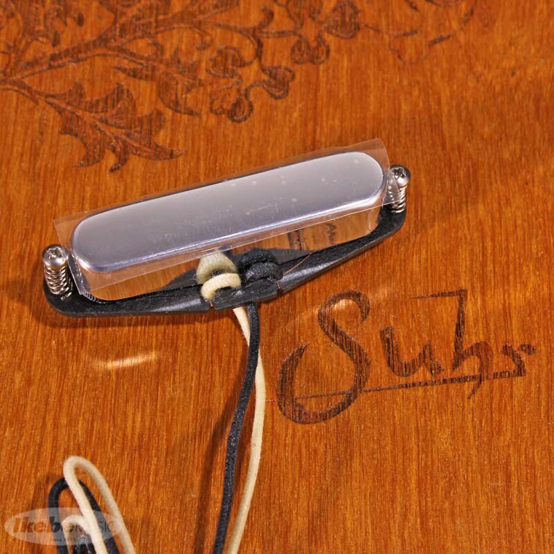 ■商品紹介【Mateusの熱情が圧しだした T ピックアップ】稀代のトーンレジェンドJohn Suhrと、現代最高のギタリストの一人であるMateus Asatoのトーンへの飽くなき想いから生まれたコラボレーションは、Mateusサウンドの特徴ともいえる比類のない透明感、存在感、そしてダイナミックさを備えたTピックアップセットに辿り着いたのです。John自らが丹念にハンドワウンドした幾多の試作品から、Mateusが理想的なコンビネーションとして選んだM.A.T.は、ソフトなトーンから激しいコードストロークまで、あらゆるプレイをベルのようにクリアに表現する新たなトーンを生み出す、まさにMateusが追い求めていた理想の T ピックアップとして完成しました。ニューシグネチャーギターClassic T開発でJohnと私が最も時間を費やしたのがピックアップの選定でした。いくつかのClassic Tプロトタイプを試しましたが、私の中に「しっくりこない何か」がまだ残っていると感じていた時に、それを見透かしてたかのようにJohnが新たに M.A.T 設計のアイデアを提案してくれたのです。そしてそれは私の期待を遥かに上回る出来栄えで完成しました。M.A.T は私がClassic Tギターに求めるすべてのトーン、煌びやかでありながら丸みを帯びたファットなサウンド、ジャズからロックまで多彩なサウンドをカバーできるだけでなく、フィンガー / ピックの奏法も問わない万能性も備えた理想のMyピックアップです。 ※掲載写真はサンプルです。直流抵抗Neck：~ 5.9KΩMagnet Type : Alnico V SpecialHook-Up Wire : Cloth検索キーワード：イケベカテゴリ_楽器アクセサリ_ピックアップ_エレキギター用ピックアップ_Suhr Guitars_新品 SW_Suhr Guitars_新品 JAN:4571220092862 登録日:2021/02/26 ピックアップ サー Shur