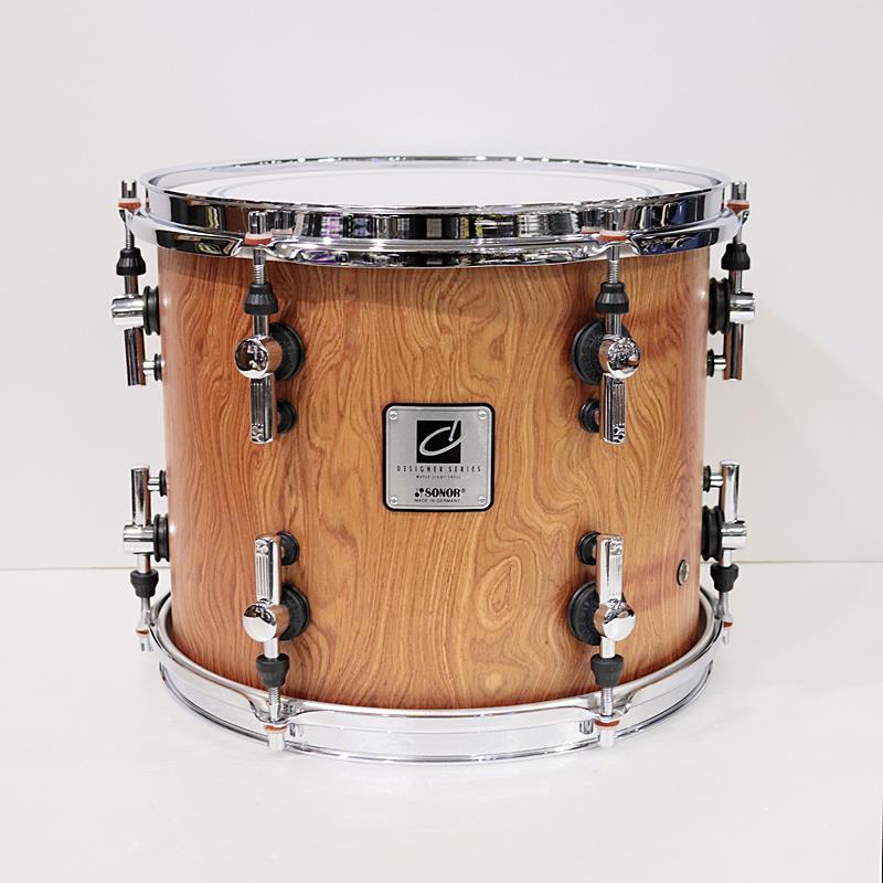 ■商品紹介☆中古品☆SONOR デザイナーシリーズの単品タムが入荷いたしました。中古品の為、キズや汚れ等の使用感がある他、シェルに日焼け跡がございます。タムマウントは付属しません。＜Designer Series / Maple Light＞デザイナーシリーズのMaple Lightタムは、3plyのメイプルを三層に重ねた仕様。メイプルらしい明瞭な音色と、ソナードラム特有の縦抜けのする強いアタック感が絶妙に両立しています。チューニングレンジも広く、あらゆるジャンルにマッチする一品です。シェル：9ply Maple 6.7mmサイズ：12''×10''テンションボルト：マイナス付属品：SKB製ハードケース検索キーワード：イケベカテゴリ_ドラム_ドラムセット_SONOR_ユーズド SW_SONOR_ユーズド JAN:2500190872695 登録日:2026/04/19 ドラムセット ドラムキット ソナー ゾノア ゾナー