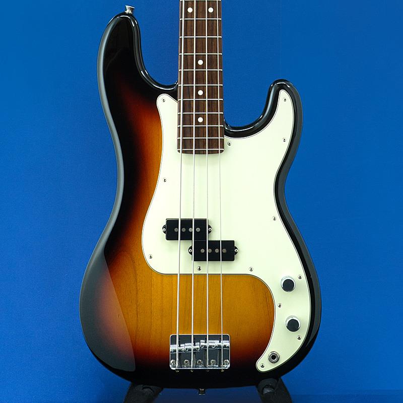 ■商品紹介Made in Japan Hybrid IIは、ヴィンテージなルックスはそのままに、プレイヤーや音楽のジャンルを選ばないオールマイティーなモダンスペックを盛り込んだ、まさに「ハイブリッド」と呼ぶにふさわしいシリーズです。 リズム/リード問わず、どのギタリストやベーシストにもフィットする演奏性と楽器のトーンを兼ね備えた製品を、世界的にファンの多いMade in Japaneで実現しました。 Hybrid II Precision Bassは、定評あるアルダーボディに新設計のHybrid II Custom Voiced Single Coilピックアップを装備し、ヴィンテージスタイルのブリッジの下にはサスティンブロックを搭載。ヴィンテージスタイルチューナー、サテンフィニッシュのネック、Modern Cシェイプに9.5インチラジアスの指板とナロートールフレットがスムーズなプレイヤビリティを提供します。細かな擦り傷や打痕がございますが、演奏上問題無くお使いいただけます。トラスロッドの余裕はあり、ネックコンディションは大きなクセは無く良好です。Weight：≒4.04kg付属品：Fenderソフトケース検索キーワード：イケベカテゴリ_ベース_エレキベース_プレシジョンベースタイプ・PBタイプ_Fender Made in Japan_Hybrid Precision Bass_ユーズド SW_Fender Made in Japan_ユーズド JAN:2500020948293 登録日:2026/10/27 エレキベース フェンダー ふぇんだー フェンダージャパン フェンジャパ フェンダーJ プレべ プレシジョンベース