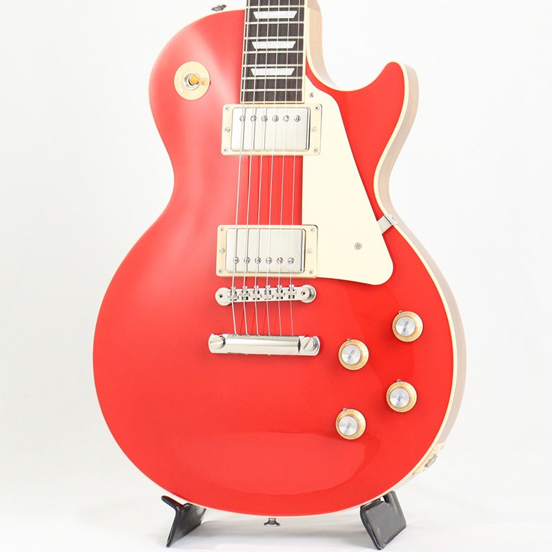 ■商品紹介Gibson Les Paul Standard '60s Custom Color SeriesCustom Color Seriesは、1960年代のギブソンのクラシカルなカスタムカラーと、近年のリミテッドランに採用された人気カラーからインスピレーションを得て誕生したモデルであり、ギブソンファンの皆様に、エキサイティングなカラーのレスポール・スタンダードをお届けします。ギブソンの定番モデル「レスポール・スタンダード」が入荷！コチラは、プレーンメイプルトップやスリムテーパーのネックシェイプを採用した60's仕様採用モデルです。ウエイトリリーフを施さないソリッドボディに、握りやすいスリムテーパーのネックをジョイント。キャビティはトラディショナルモデルと同様に、基盤を使わず配線されており、コンデンサーはオレンジドロップが使われております。サウンドの要であるピックアップには、60s Burstbuckerを搭載。芯のあるクリーントーンはもちろん、歪ませても骨太でバランスの良いドライブサウンドを奏でてくれます。ギブソン王道のロックサウンドを求めるギタリストには是非ともオススメの1本です。是非この機会をお見逃しなく！■仕様詳細Weight≒4.35kgBodyMaterial: MahoganyTop: Plain MapleWeight Relief: NoneBinding: Single-ply Top and FretboardNeckNeck: MahoganyProfile: Slim TaperNut width: 1.695 / 43.05mmFingerboard: Indian RosewoodScale length: 24.75 / 628.65mmNumber of frets: 22Nut: Graph TechInlay: Acrylic TrapezoidsHardwareBridge: ABR-1 Tune-O-MaticTailpiece: Aluminum Stop BarTuners:Grover Rotomatics w/ Kidney ButtonsPlating:NickelElectronicsNeck pickup: 60s BurstbuckerBridge pickup: 60s BurstbuckerControls:2 Volumes， 2 Tones & Toggle Switch (Hand-wired with Orange Drop Capacitors)ハードケース付属検索キーワード：イケベカテゴリ_エレキギター_レスポールタイプ_Gibson_Les Paul Models_新品 SW_Gibson_新品 JAN:4570155996122 登録日:2024/04/05 エレキギター ギブソン レスポール