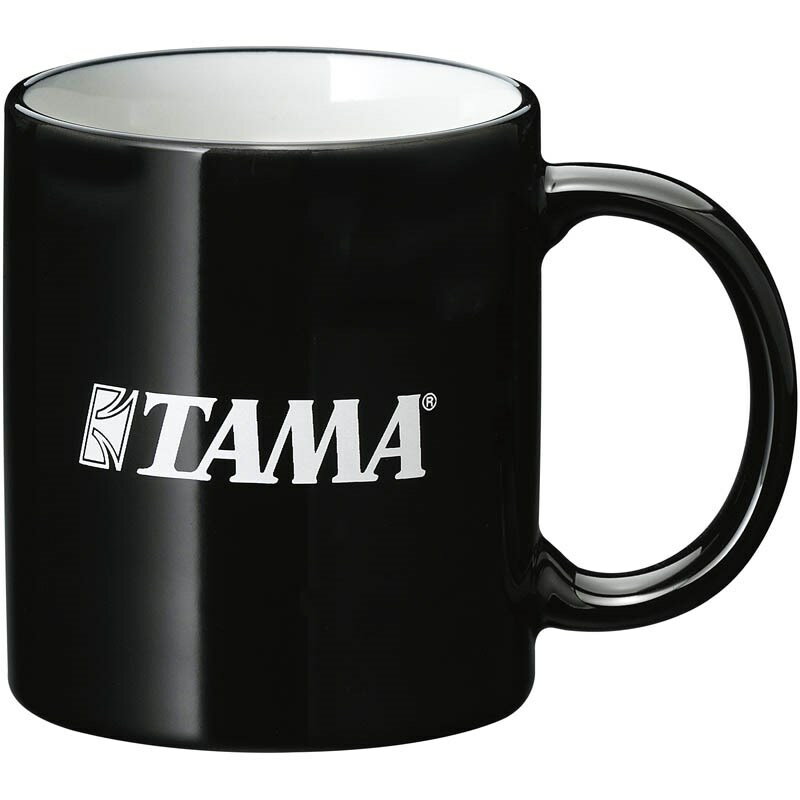 ■商品紹介[Lifestyle Item - TAMA Logo Mug]TAMM002は、耐熱性に優れる陶器製のマグにTAMAロゴを冠した、TAMAロゴ ・マグです。従来モデルのTAMM001と異なり、マグの外側はブラック・カラー、内側はホワイト・カラーで色分けし、よりスタイリッシュで普段使いしやすいデザインに仕上げています。普段の生活のふとしたひと時にもTAMAブランドの魅力を感じていただければ幸いです。■仕様詳細＜スペック＞素材：陶器製サイズ（直径×高さ）：78×90mm容量：280ml（満水時）重さ：約300g（陶器製品のため、重量には若干の個体差があります。）カラー：ブラック（外側）、ホワイト（内側）生産地：日本※使用上のご注意・陶器製品のため、衝撃などに弱く、非常に割れやすい製品です。あらかじめご注意ください。・常温の室内で沸騰水を入れても問題なく、温度差120℃程度まで耐えられますが、急熱急冷はお避け下さい。・電子レンジは使用可能です。・食器洗い機を使用する際には、アルカリ洗剤は使用せず中性洗剤を使用して洗浄してください。・オーブンを使用する際は、急熱急冷を避け、予熱して使用してください。・アルカリ洗剤や漂白剤、研磨剤、強酸液などがロゴ面に触れると、絵柄が剥がれ落ちる可能性がありますのでご注意ください。検索キーワード：イケベカテゴリ_ドラム_その他ドラムアクセサリ_TAMA_新品 SW_TAMA_新品 JAN:4549763312464 登録日:2022/05/17 タマ