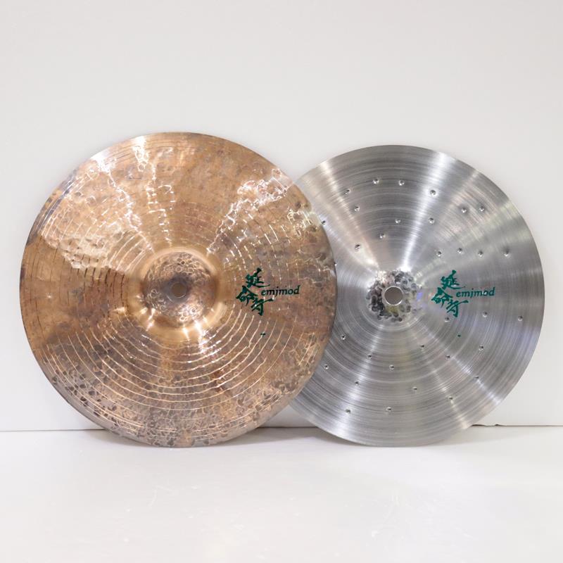 ■商品紹介大阪発シンバルブランド「emjmod cymbals」大阪を中心に活動中のアーティスト「延命寺 a.k.a emj」の独創的かつ柔軟なアイデアから生み出されるシンバルブランド。サウンドはもちろんのこと、ルックスの美しさも追及されております。手作業で製作している為、細かいキズや指紋汚れ等がある場合がございます。予めご了承下さい。＜Digital Closed Hats＞チャイナスプラッシュ形状のトップにフラットなステンレススティールを組み合わせたスタックシンバル。クイックな打ち込み的ハイハットサウンドをイメージしており、クローズドハイハットホルダーを使わずノーマルのシンバルスタンドやホルダーにマウント可能。フェルトの締め具合でクローズからハーフオープン的なサウンドまで、幅広いサウンドメイクを楽しめる。サイズ：10''＋10''Made in Japan検索キーワード：イケベカテゴリ_ドラム_シンバル_その他_emjmod_新品 SW_emjmod_新品 JAN:2500190696741 登録日:2026/01/25 イーエムジェイ 延命寺 シンバル ドラム