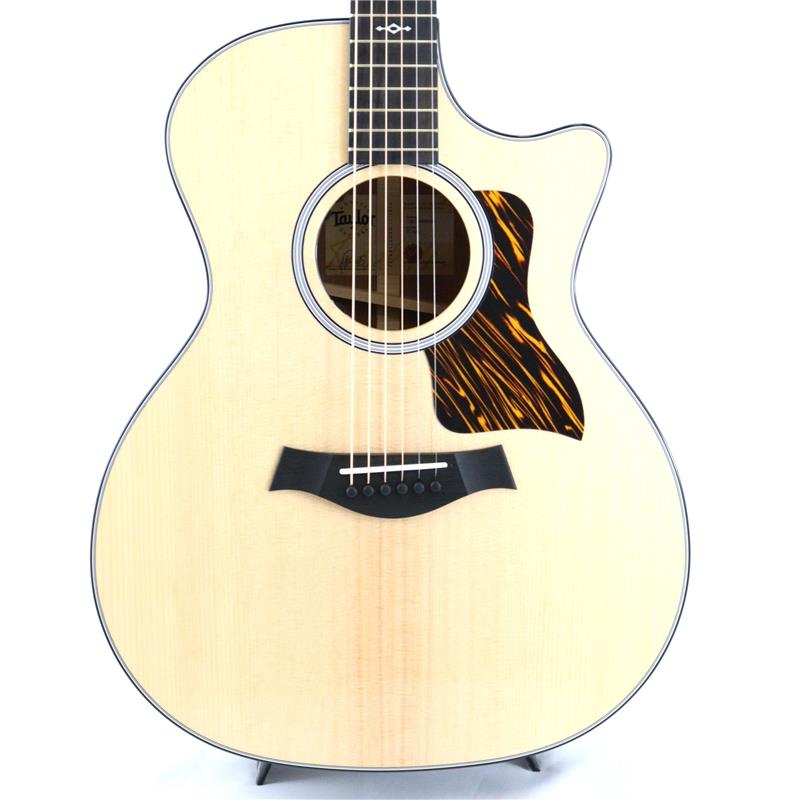 ■商品紹介Taylor Guitars Next Generation Series 誕生Vクラスブレーシング誕生から約8年の歳月を経て長年の設計検証と世界中のプレイヤーの声を結集して完成したのが、Taylor Guitars「Next Generation Series」です。核となるのは、最新進化形となるScalloped V-Class ブレーシング。トップ材の不要なねじれを抑えるV字構造はそのままにブレーシングをスキャロップ加工することで、ボディトップ本来の振動をより自然な形で引き出し、そのポテンシャルを最大限に発揮します。低音域はよりウォームで奥行きのある響きと開放弦には空気感を伴う豊かな共鳴をもたらし、正確なピッチ感や音の直進性、アンサンブルの中でも埋もれにくい音の通りの良さといったVクラスの特長も変わることなく受け継がれています。フィンガースタイルでは立体的で深みのあるレスポンスをストロークでは芯の太さと明瞭な音抜けを実感できます。本モデルの大きな特徴の一つが、演奏性とサウンドを同時にコントロール可能にした新開発のアクションコントロールネックです。ロングテノン・ネックジョイントを採用することでボディとの振動伝達効率を高め、音の温かみと豊かなサステインを実現します。さらに、サウンドホール内のボルトを調整するだけで、素早く正確な弦高調整が可能となり、ネックや弦を外すことなく、演奏スタイルや季節・環境の変化にも柔軟に対応します。弾きやすさだけでなく、音の立ち上がりやレスポンスにも直結する、Taylorならではのネック構造です。314ceは、まさにテイラーの基準点とも言えるモデル！サペリ単板のサイド＆バックとシトカ・スプルース単板トップによる組み合わせは、豊かな中域と音のまとまりに優れたテイラーの王道トーンを生み出します。煌びやかでありながら耳に痛くならない高音域、コードでも単音でも輪郭を失わない中域、そしてウッディで温かみのある低音が、どんな演奏スタイルにも自然にフィットします。サイドバックの塗装もグロス仕上げを採用し、高級感を演出するルックスにも仕上がっております。グランド・オーディトリアム・ボディならではの優れたバランス感によりフィンガースタイルからストローク、弾き語り、アンサンブルまで、あらゆる演奏シーンで安定したパフォーマンスを発揮します。「一本で何でもこなせる」という評価を長年受け続けてきた理由が、確かな説得力をもって感じられる仕上がりです。さらに、新開発の Claria（クラリア）ピックアップ・システムを搭載。ホールクラスのステージから自宅での演奏環境まで、あらゆるシーンで安定したサウンドを提供することをコンセプトに開発された、テイラー最新世代のピックアップ・システムです。再設計されたアンダーサドル・ピエゾと専用プリアンプの組み合わせにより、従来のピエゾにありがちな硬さやエッジ感を抑え、ウォームでふくよかな低音から、輪郭のはっきりした抜けの良いサウンドまで、幅広い音作りを実現。PA環境や音量レベルに左右されにくく、ソロ演奏からバンドアンサンブルまで、常にミックスの中で自然に馴染む音像を保ちます。ライブステージはもちろん、リハーサルや宅録、自宅での練習環境においても扱いやすく、高い実用性を備えたシステムです。進化を止めることのないTaylorが提示する、次世代アコースティックの完成形。ぜひ、そのサウンドと演奏性を体感してください。■仕様詳細Top: Sitka SpruceBack & Side: SapeleNeck: Neo-Tropical MahoganyBracing: Scalloped V-Class Bracing with Relief RoutBinding: BlackFretboard: West African Crelicam EbonyHeadstock Overlay: West African Crelicam EbonyBody Finish: Gloss / GlossNut / Saddle: Black Tusq / White MicartaTuners: Taylor NickelElectronics: Claria Pickup SystemScale: 25 1/2（約648mm）Neck Width: 1 3/4（約44.5mm）Brown Taylor Deluxe Hard Shell Case 付属検索キーワード：イケベカテゴリ_アコースティック・エレアコギター_エレアコギター_TAYLOR_新品 SW_TAYLOR_新品 JAN:0887766143338 登録日:2026/01/25 エレアコ テイラー テーラー
