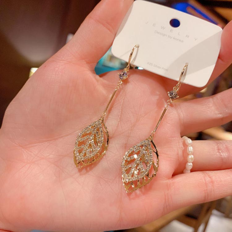 レディース ピアス ロングピアス 葉型 揺れる アクセサリー キラキラ 上品 お呼ば...