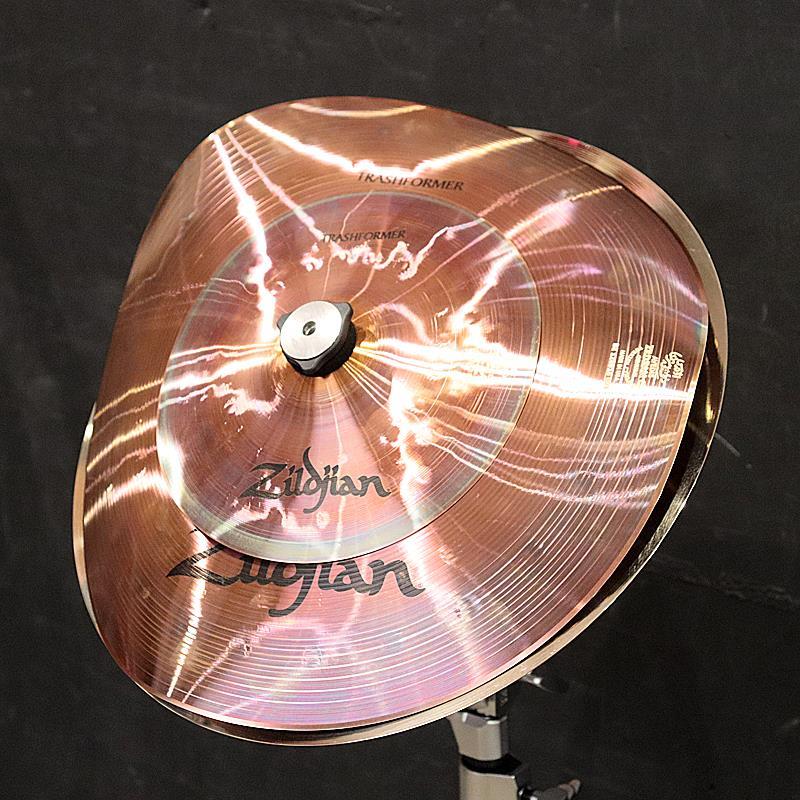 楽器種別：新品Zildjian/Others 商品一覧＞＞Zildjian/新品 商品一覧＞＞ドラム【45，000円〜95，000円】 商品一覧＞＞シンバル/その他/Zildjian 商品一覧＞＞安心してお買い物頂けるよう、スネアもシンバルも丁寧梱包でお届けします！Zildjian Artist Stack Series / 川口千里 [NAZLFXSTKSK]商品説明※店頭にて展示、試打を解禁しております為、打痕や指紋汚れがございます。＜Zildjian Artist Stack＞Zildjian アーティスト FUYU、坂東慧、川口千里の3名が考案したオリジナルスタックシンバル（直筆サイン入りカード付）を数量限定にて発売いたします。スタックシンバルとは、複数枚のシンバルを重ねたシンバルセットです。通常、単体で叩くシンバルをあえて重ねることでサスティーンや音量を調節でき、シンバルを重ねることでオリジナルの音色を作り出すことができます。シンバルというチューニングがほぼ出来ない楽器でも演奏者の個性をわかりやすく表現することができるドラムの演奏技法として、音楽ニーズの変化とともに近年大変注目されており、また幅広いジャンルで活用ができるため国内外の著名ドラマーにも人気です。なお、それぞれの商品にはシンバルアクセサリー Cymbolt(R) Quick Release Stacker が同梱されます。Cymbolt(R) Quick Release Stacker を用いることで、容易なセットアップや好みのテンションにも調整でき、標準的なシンバルスタンドに取り付けての演奏が可能です。＜Senri Kawaguchi’s Stack Configuration＞川口千里氏考案のスタックは自身が普段から愛用するFX Trashformer を2サイズ使用した3枚重ね。音量もしっかり出せることに加え、短すぎないクラップサウンドが魅力。Top 8'' FX TrashformerMiddle 14'' FX TrashformerBottom 14'' A Custom EFXCymbolt(R) Quick Release Stacker、直筆サイン入りカード同梱■ 川口千里　Profile1997年、愛知県生まれのドラマー。5歳でドラムを始め、8歳から「手数王」こと菅沼孝三氏に師事。「YouTube」でのドラム演奏動画は世界中から注目され、その総再生回数は現在およそ5，000万回。また、世界的なドラム関連サイト「ドラマーワールド」で世界のトップドラマー500人に選ばれた日本人3人の内の一人でもある。2016年12月にはサウンドプロデュースにフィリップ・セスを迎え、LAでレコーディングした待望のメジャーデビューアルバム「CIDER ~Hard&Sweet~」をキングレコードからリリース。2017年にアメリカのドラム専門誌「DRUMHEAD MAGAZINE」の表紙を飾り、18ページに渡り特集される。現在はライブやスタジオワークなど国内外を問わず多彩に活躍中。イケベカテゴリ_ドラム_シンバル_その他_Zildjian_Others_新品 SW_Zildjian_新品 JAN:4513744151731 登録日:2026/04/30 スネア スネアドラム ジルジャン