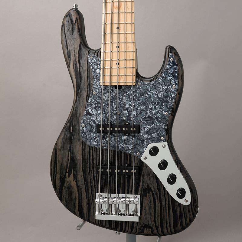 楽器種別：新品Sadowsky Guitars/MetroLine (Made In Germany) 商品一覧＞＞Sadowsky Guitars/新品 商品一覧＞＞ベース【380，000円〜710，000円】 商品一覧＞＞エレキベース/多弦ベース/Sadowsky Guitars 商品一覧＞＞当店のベースは、出荷前に専門スタッフが検品・調整しているので安心です！Sadowsky Guitars MetroLine 21-Fret Vintage J/J Bass 5st (SNB) [Ikebe 50th Anniversary Special Edition] #006088商品説明【イケベ楽器店創業50周年モデル】イケベスタッフがドイツ工場にて木材をセレクト＆オーダーした「サンドブラストフィニッシュ」採用のスペシャルエディション！Sadowsky × Warwick（製造/流通工場）× イケベの長年の信頼関係を元に、50周年特別企画として実現したスペシャルエディションモデルです。ドイツ製に移行以来、世界初のショップオーダーによるメトロライン（レギュラーシリーズ）モデルとなります。内部に空洞を持つ軽量なチェンバードボディ、ハムキャンセリング構造のJJピックアップ、トレブル/ベースブーストEQ＆バイパスを備えたアクティブサーキット、パッシブトーンコントロール、超軽量のチューナー（ペグ）、レスポンスの良さを生むブリッジ等のオリジナルパーツを搭載。ワイドレンジかつフラットで、プライヤーのタッチをレスポンス良く再現してくれる「鳴りの良いサウンド」と高いプレイヤビリティは、ステージ/REC等、現場直結の世界クラスのプロスペックサウンドを誇ります。既に高い評価を得ているドイツ製レギュラーシリーズであるメトロラインに、通常はスペック外のフィニッシュ「サンドブラスト」を施したスペシャル仕様です。微細な粒子を木材に吹き付けることにより表面を削り導管を立体的に加工し、更にその強調された導管を活かしたツートーンのカラーにてフィニッシュ。これはWarwickで極一部のモデルに採用されていたカスタムスペックで、世界的に注目されているWarwickイケベオーダーモデルでも数本しか製作されなかったレア仕様となります。通常モデルにはない個性的なルックスに仕上げつつも、従来のクオリティはそのまま（むしろ限定生産の為か、気合の入った作りが感じとれます）で、Sadowskyならではのサウンドをお楽しみ頂けます。もちろん重量、木目、質感など、ドイツ現地工場にて膨大な木材ストックの中からイケベスタッフが1枚1枚丁寧にセレクトいたしました。かねてからのSadowsky/Warwickとの強い信頼関係と、イケベ50周年という特別な機会により実現したモデル、是非ご体感ください。商品詳細Machineheads Sadowsky LightNut Sadowsky Just-A-Nut IIINeck Wood MapleFretboard MapleFingerboard Radius 12Scale length 34 (long scale)Width Nut 47.5 mm / 1.87Frets 21 Nickel Silver (w: 2.3 mm / h: 1.2 mm)Body Shape Sleek Undersized JBody Wood Swamp AshPickups Passive Sadowsky J-Style Hum Cancelling (60's Bridge Position)Electronics Active Sadowsky 2-Way Electronics + Vintage Tone ControlPot layout Volume / Balance / Vintage Tone Control (P/P) / Treble and Bass (stacked)Bridge system Sadowsky Bridge w/ Quick ReleaseStrap system S-Style Security LocksConstruction Bolt-OnHardware ChromeStrings Sadowsky Stainless Steel 045-135Sandblast Nirvana Black /Black Grain Trans. SatinWeight≒3.70kgギグケース付属イケベカテゴリ_ベース_エレキベース_多弦ベース_Sadowsky Guitars_MetroLine (Made In Germany)_新品 SW_Sadowsky Guitars_新品 JAN:4061688152630 登録日:2025/11/15 エレキベース サドウスキー メトロライン